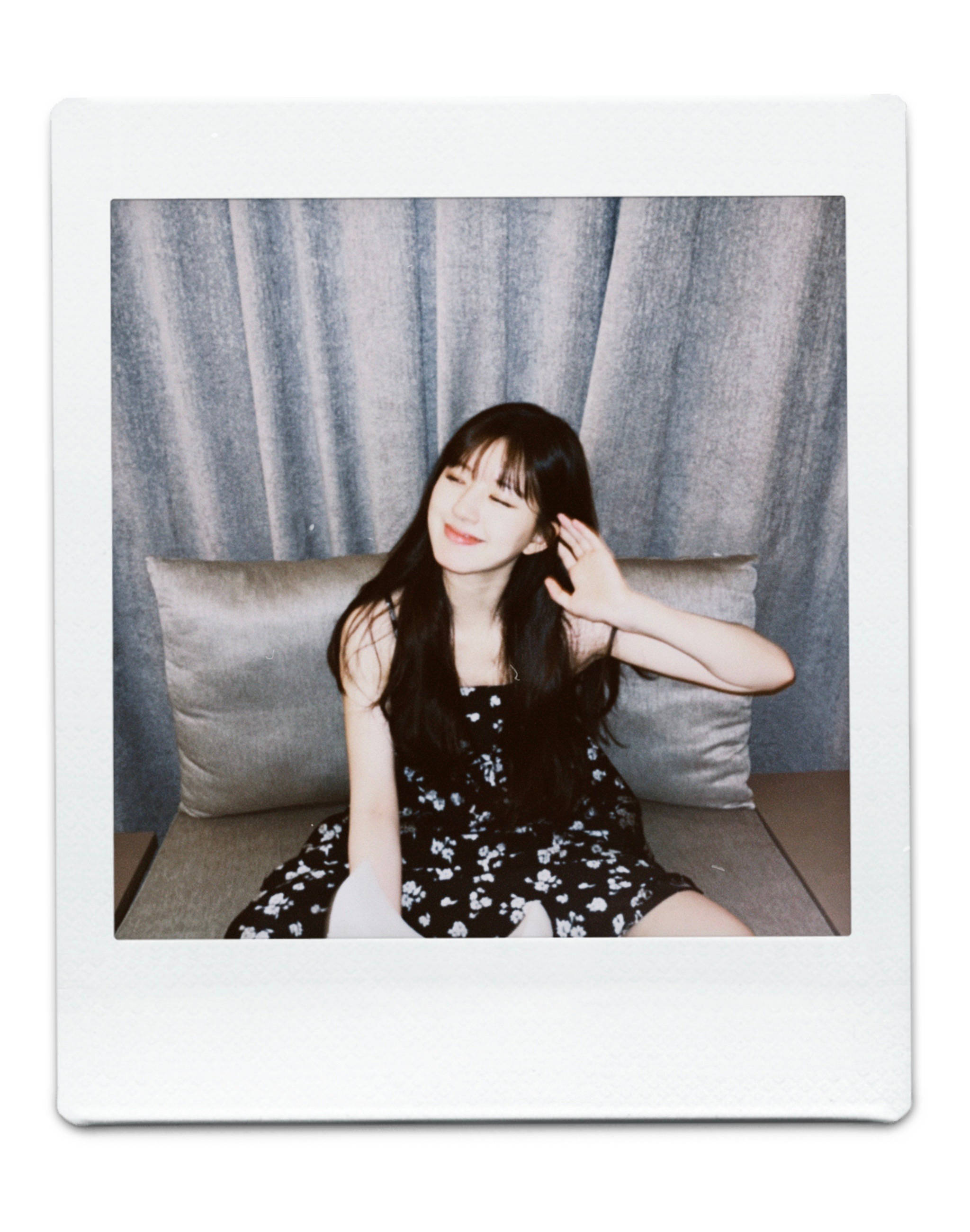 搜狐娱乐讯 8月18日晚,赵露思发布一组9宫格拍立得甜照,手持月亮形状