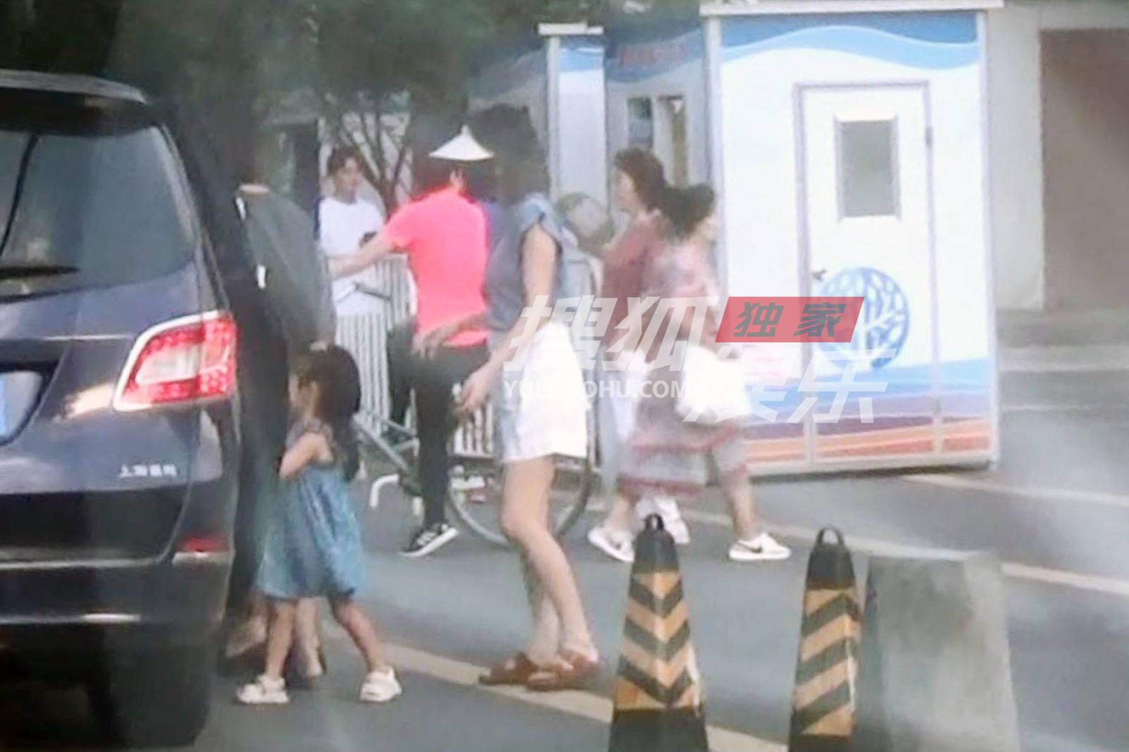 高圓圓帶女兒出門 Rhea抱媽媽大腿去買冰淇淋 3 919dcf89aa374ae6892868912e0e7216