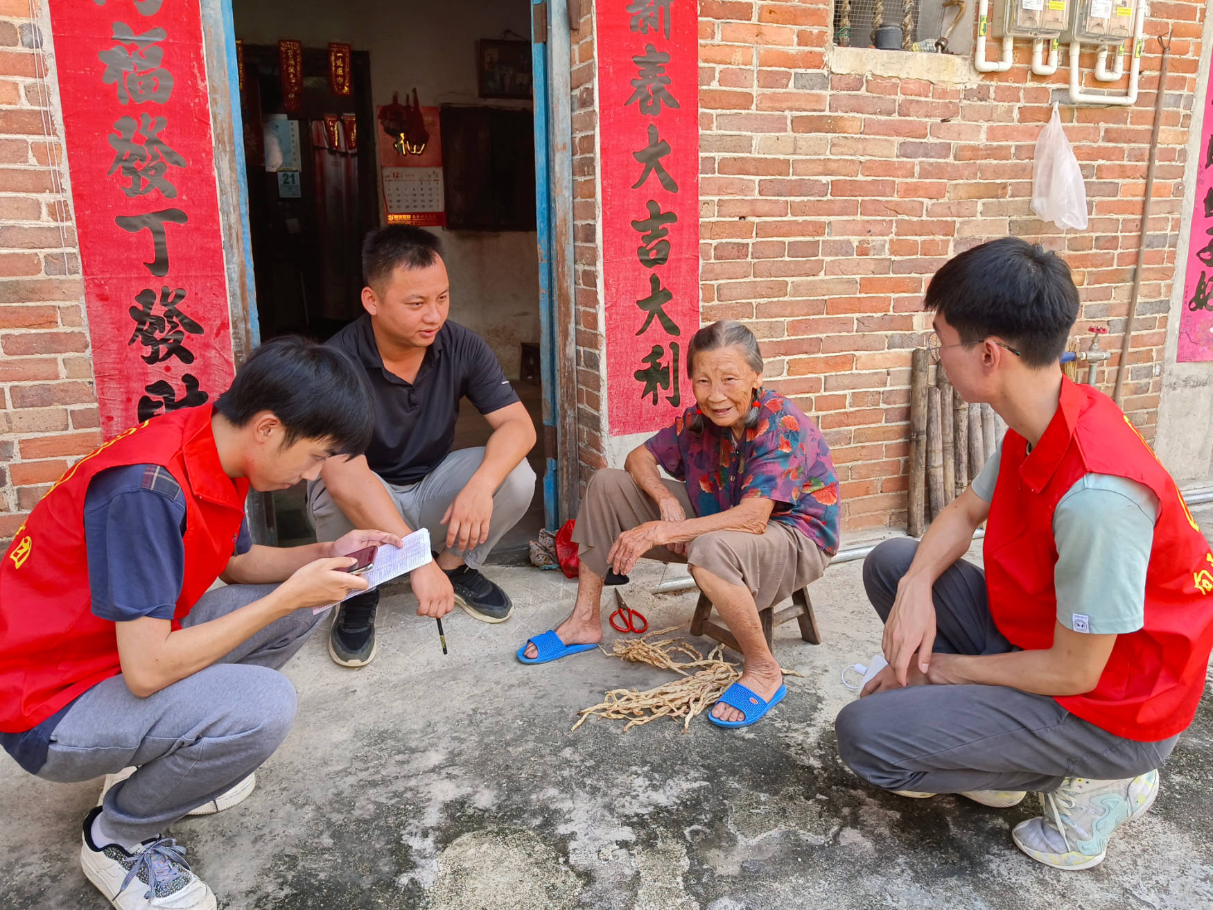 广职学子三下乡：深入走访调研，协助社保认证 搜狐大视野 搜狐新闻