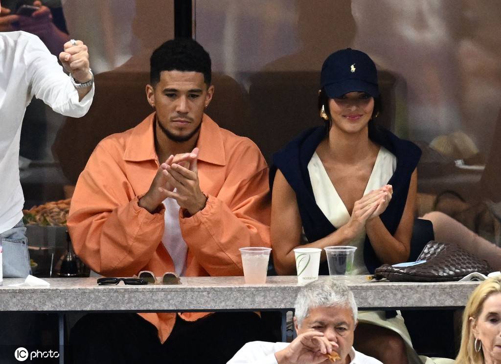  布克携手詹姆斯浓眉冲击总冠军 湖人新三巨头能否重塑王朝