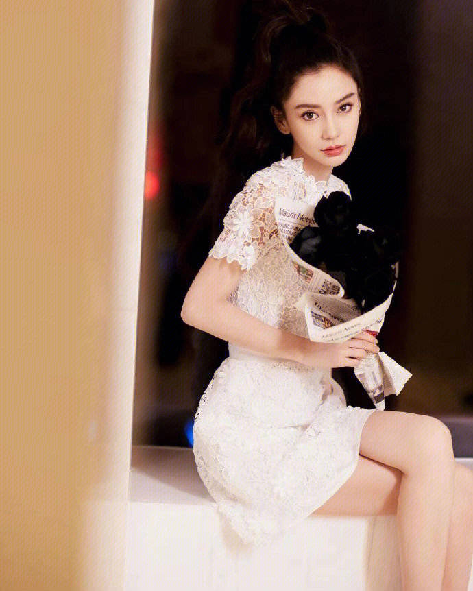 杨颖真不愧是辣妈圈顶流穿白色连衣裙简洁干净