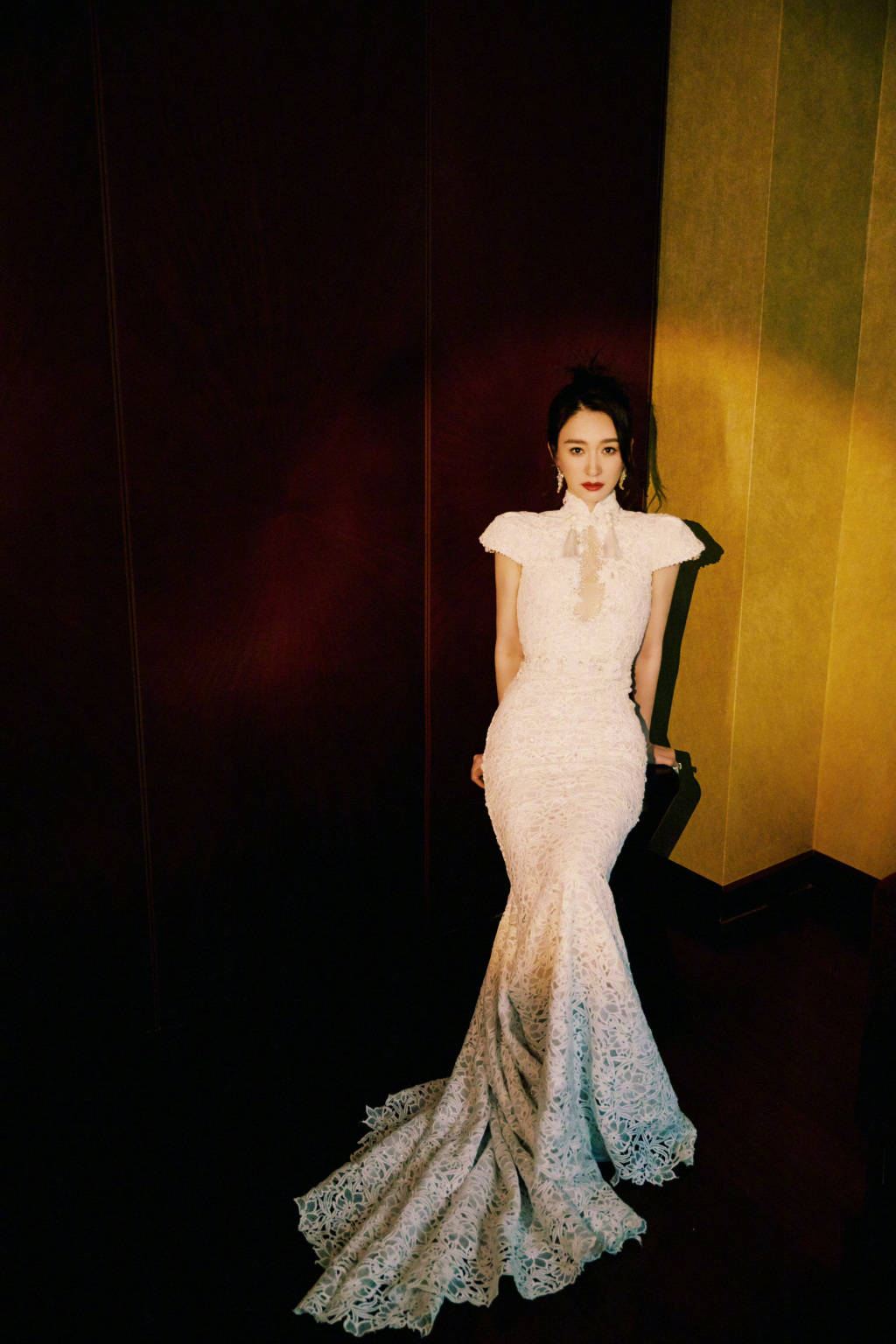 李小冉穿中式旗袍装 身材曲线一览无余-搜狐大视野-搜狐新闻