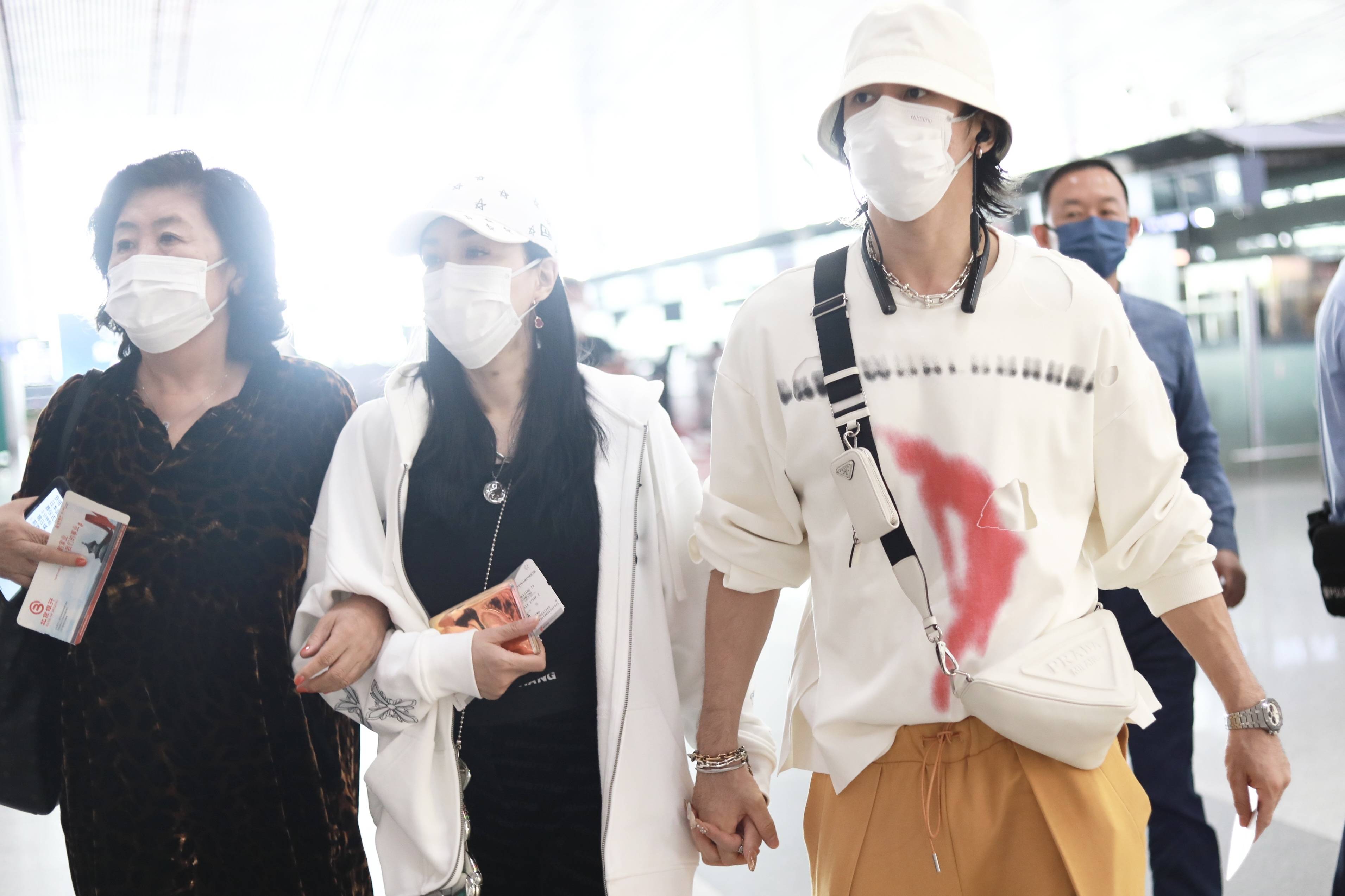 钟丽缇张伦硕现身机场超甜蜜 一路和婆婆亲密热聊-搜狐大视野-搜狐新闻
