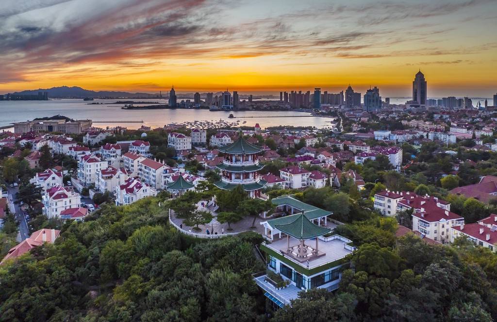 航拍山东青岛小鱼山公园层林尽染秋色如画