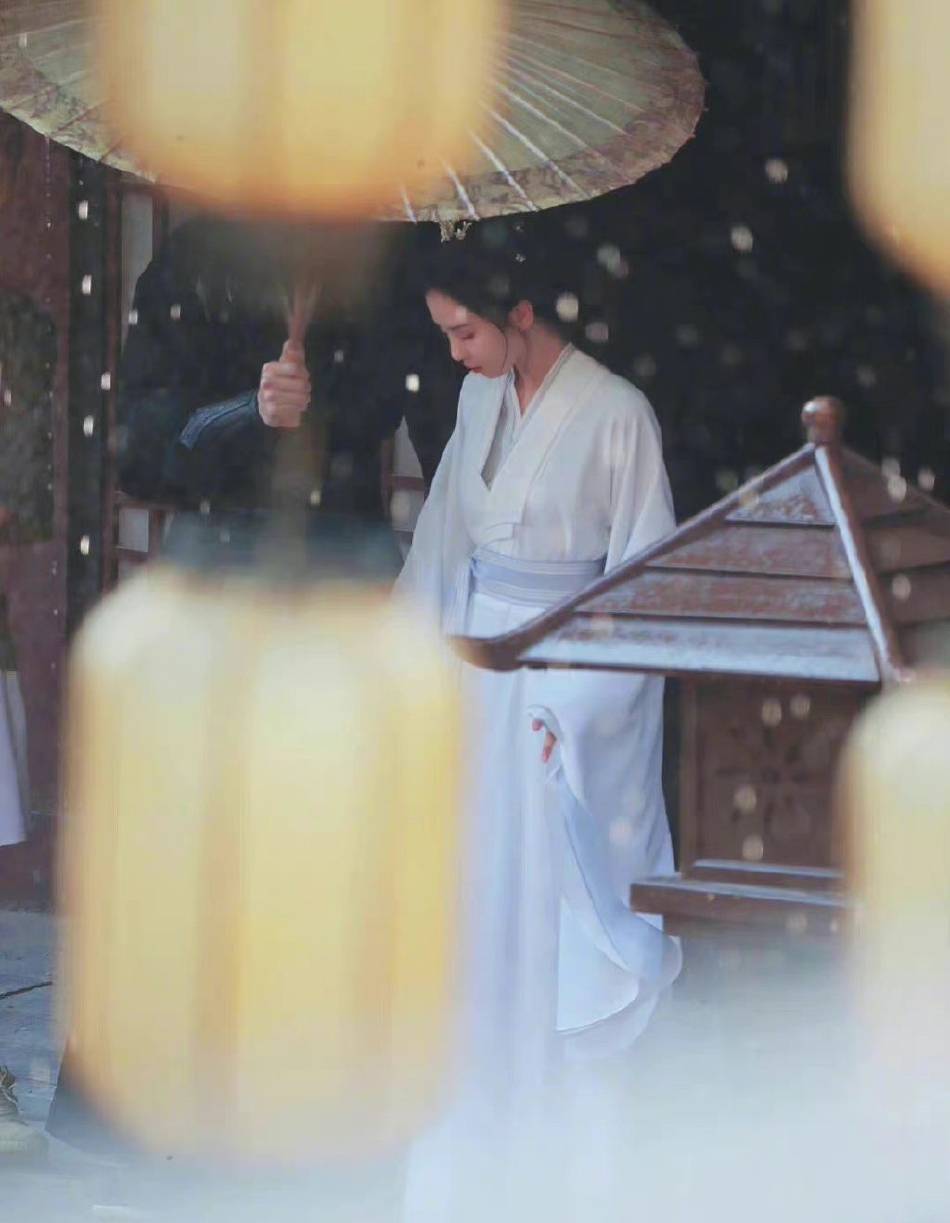 刘诗诗刘宇宁雨中撑伞漫步 对视羞涩浅笑氛围好甜-搜狐大视野-搜狐新闻