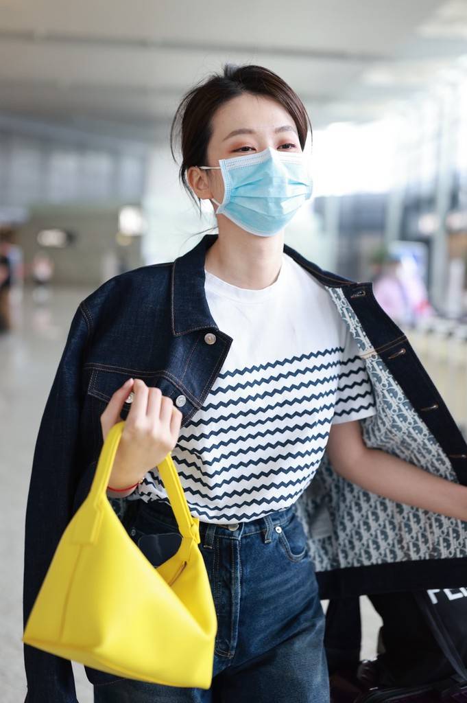 乔欣现身机场牛仔外套搭配小白鞋休闲自然