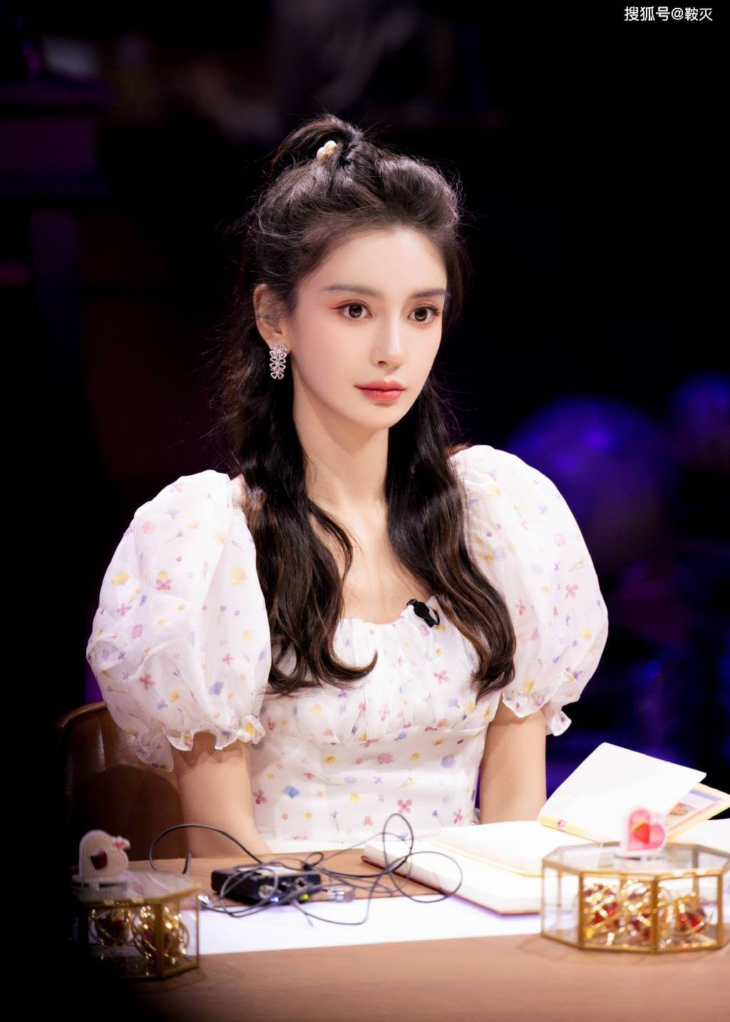 杨颖穿上浅色泡泡袖,参加一个综艺节目-搜狐大视野-搜狐新闻