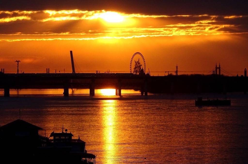 哈尔滨松花江现金色光瀑美景