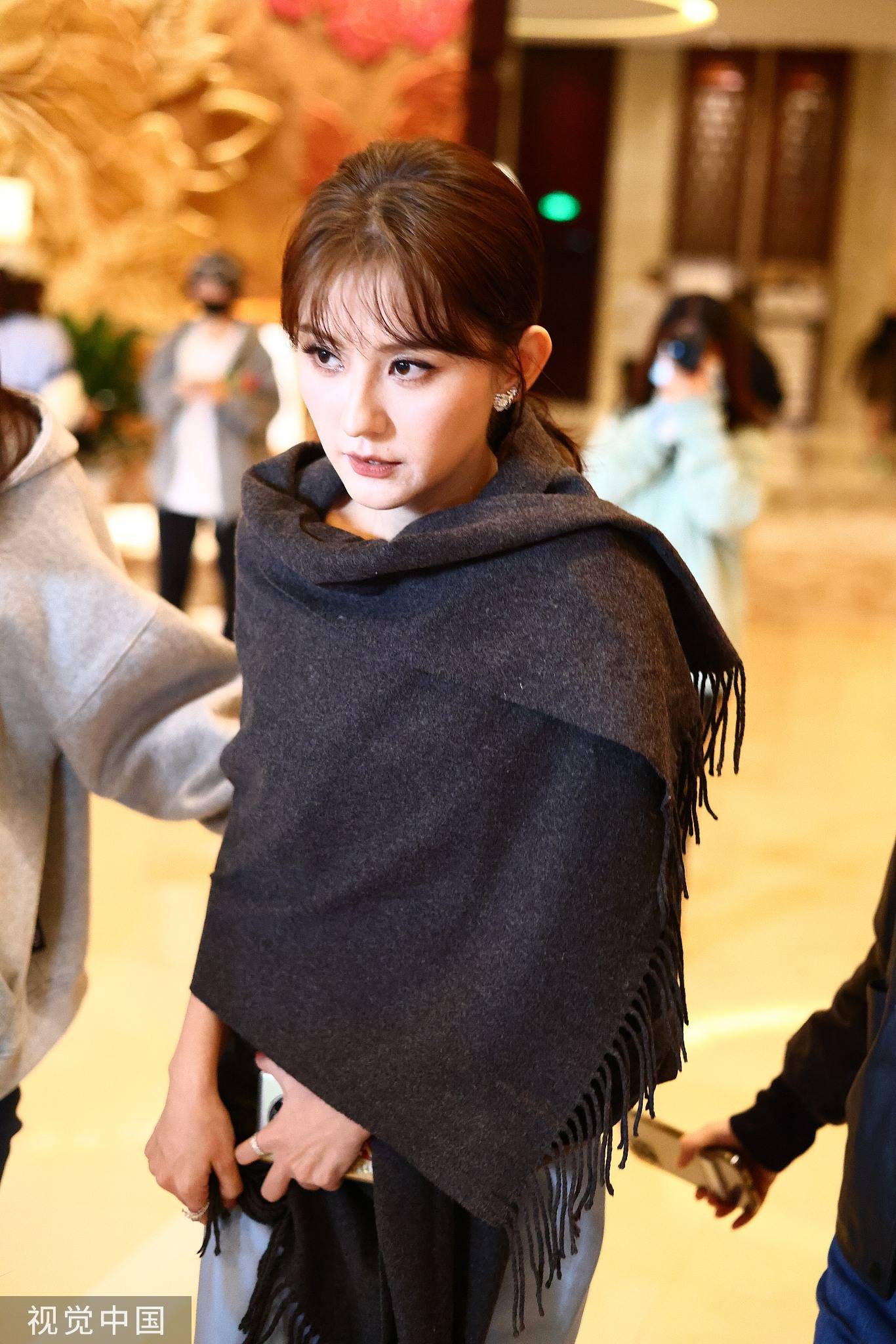 热依扎披毯子离开酒店准备出席金鹰节颁奖晚会