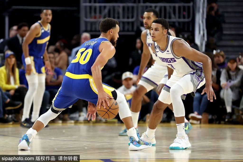 勇士库里突破防守极限单场砍下50分展现超级巨星统治力