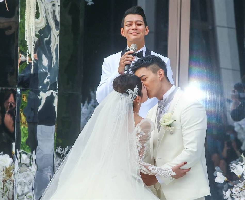 王家梁婚礼现场照曝光 与许维恩甜蜜亲吻超浪漫