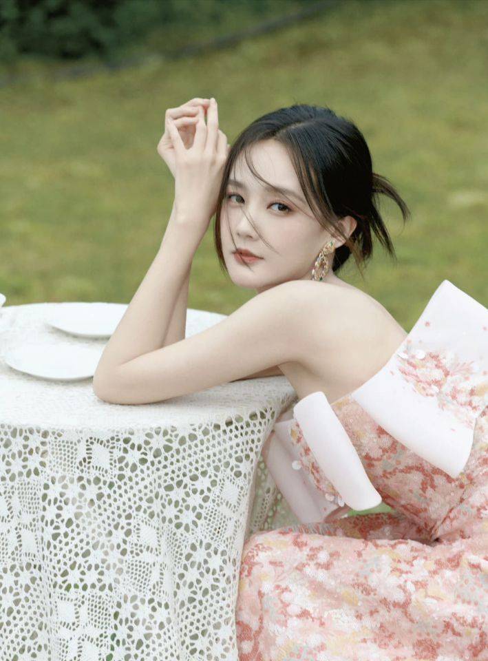 女星李一桐时尚写真:恬静姣美、靓丽可爱-搜狐大视野-搜狐新闻