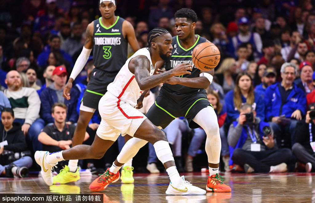 恩比德统治禁区 西蒙斯组织串联 全队攻防转换节奏掌控能力突出