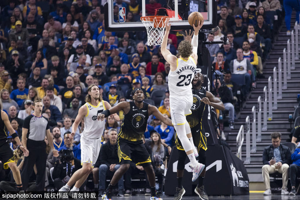 金州勇士主场迎战西部劲旅 全明星后卫库里狂砍45分带队逆转取胜