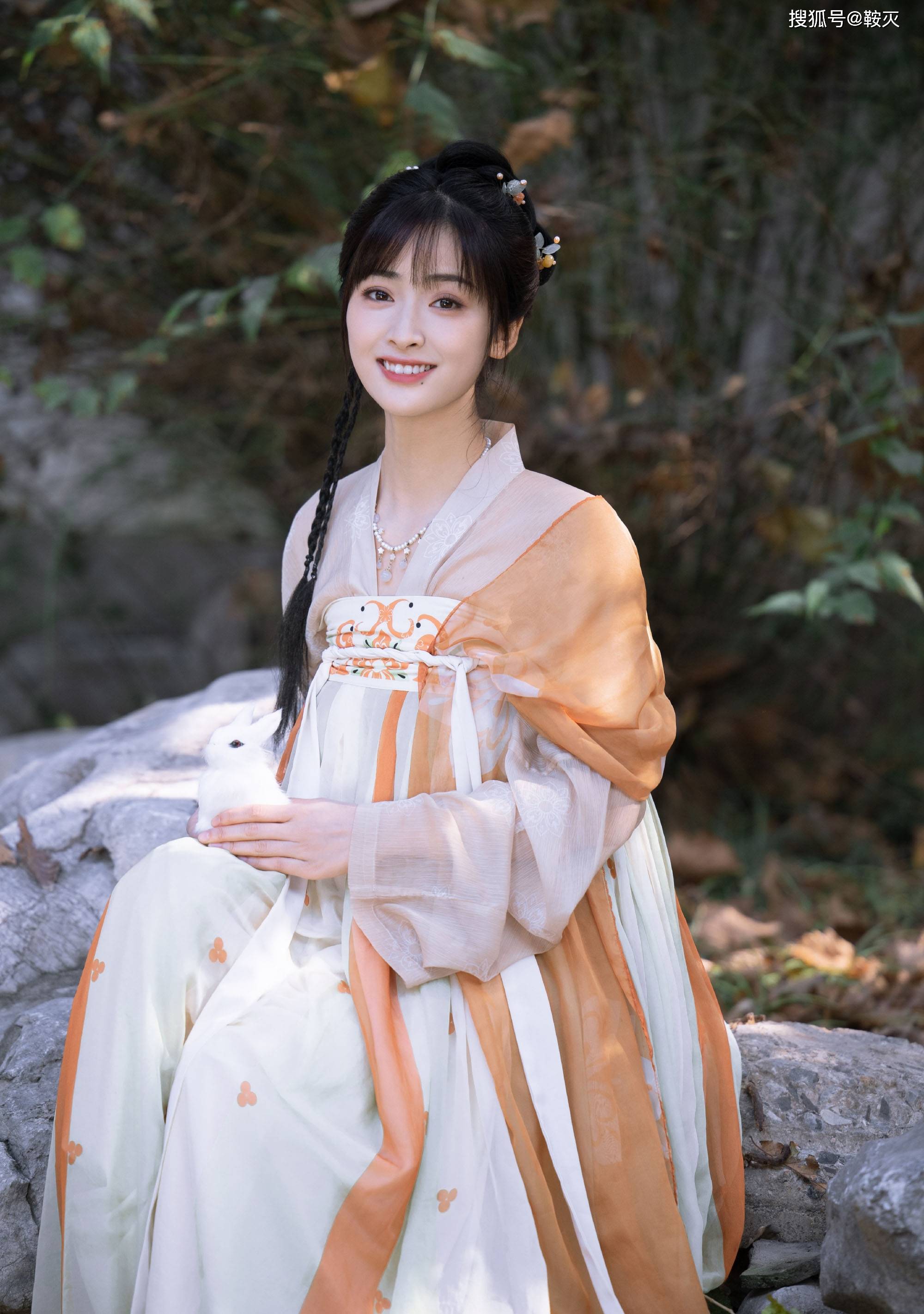 沈月惊艳汉服照,可爱萌动,飘逸娟秀-搜狐大视野-搜狐新闻