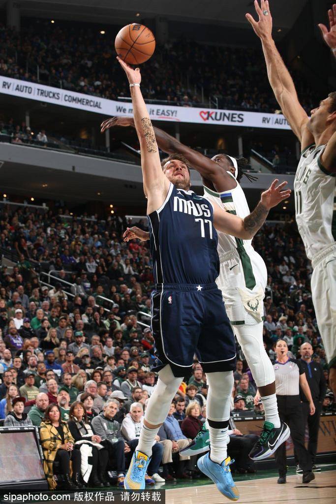 字母哥冲击力对抗浓眉防守艺术谁更胜一筹