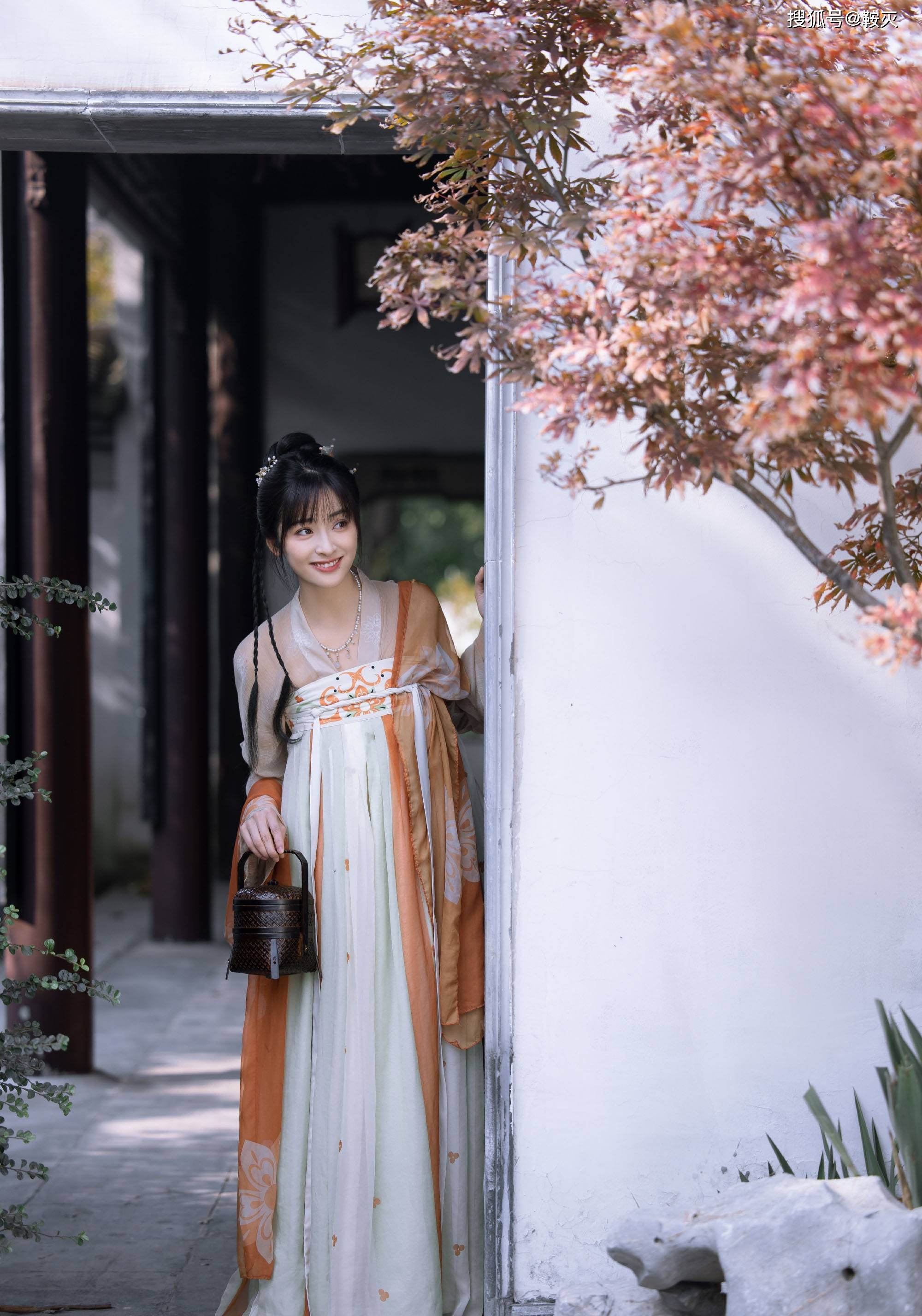 沈月惊艳汉服照,可爱萌动,飘逸娟秀-搜狐大视野-搜狐新闻