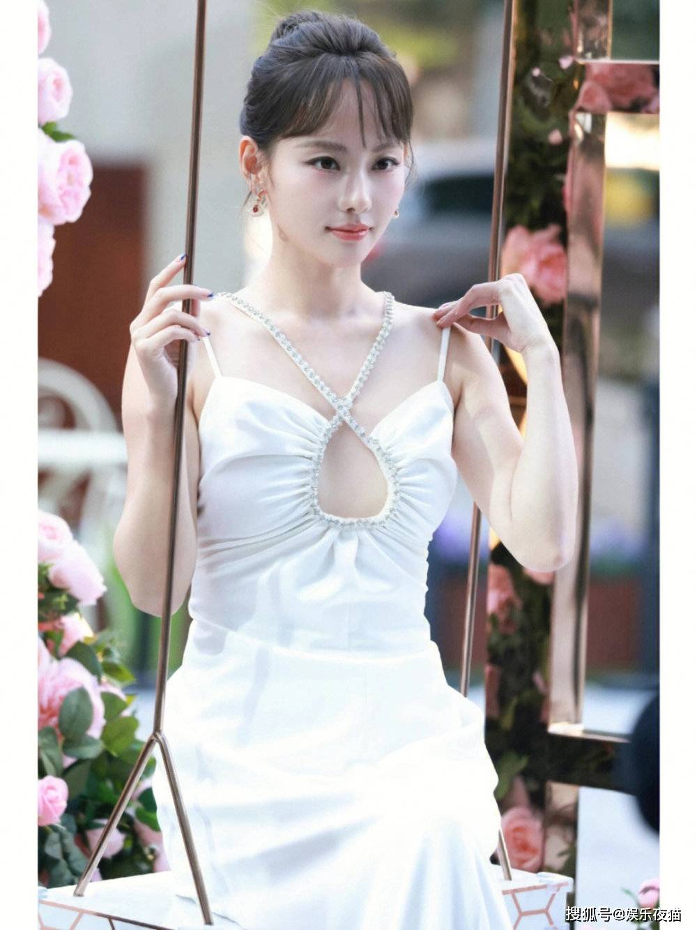 张嘉倪一袭白色吊带礼裙写真，华丽精致，优雅贵气