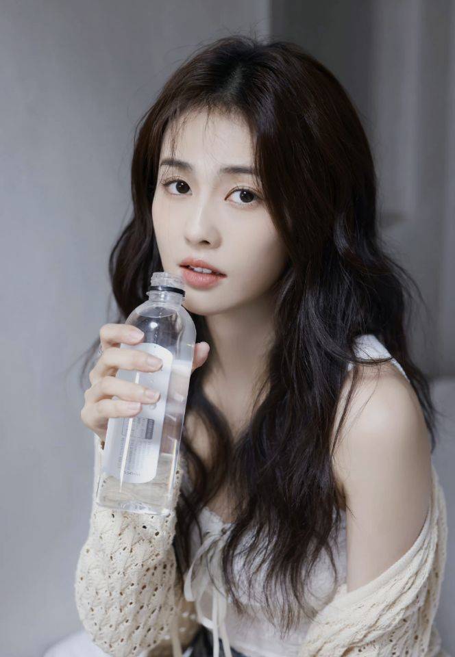 女星白鹿时尚写真螓首蛾眉巧笑倩兮