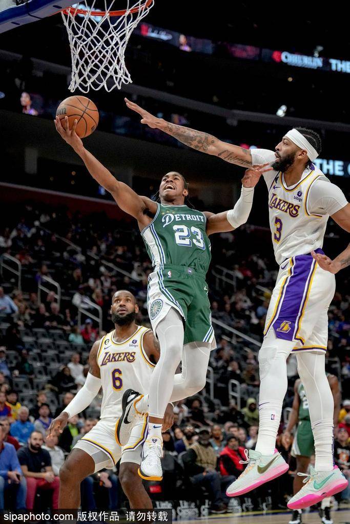 詹姆斯与浓眉联手爆发统治攻防两端 湖人双星合砍65分强势领跑西部