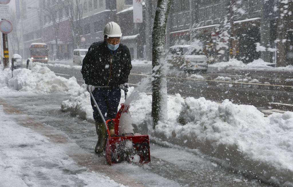 日本多地遭遇强降雪 已致8人死亡45人受伤-搜狐大视野-搜狐新闻