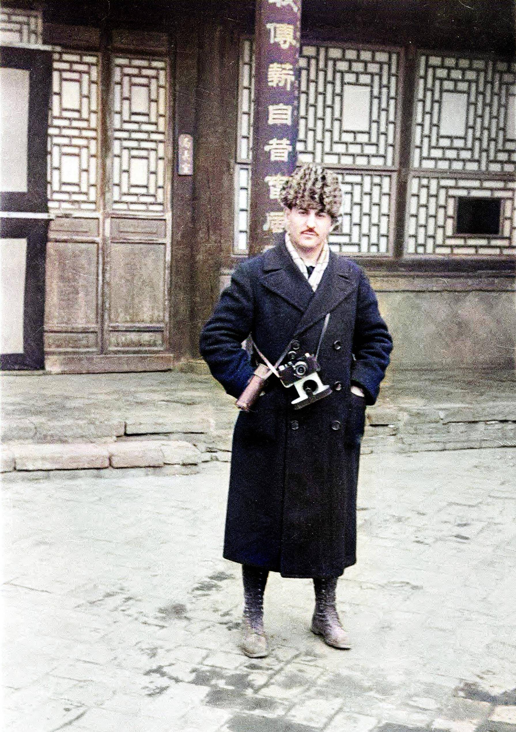 老照片:1934年的甘肃兰州,黄河岸边水车林立,街头百姓围观汽车_中国