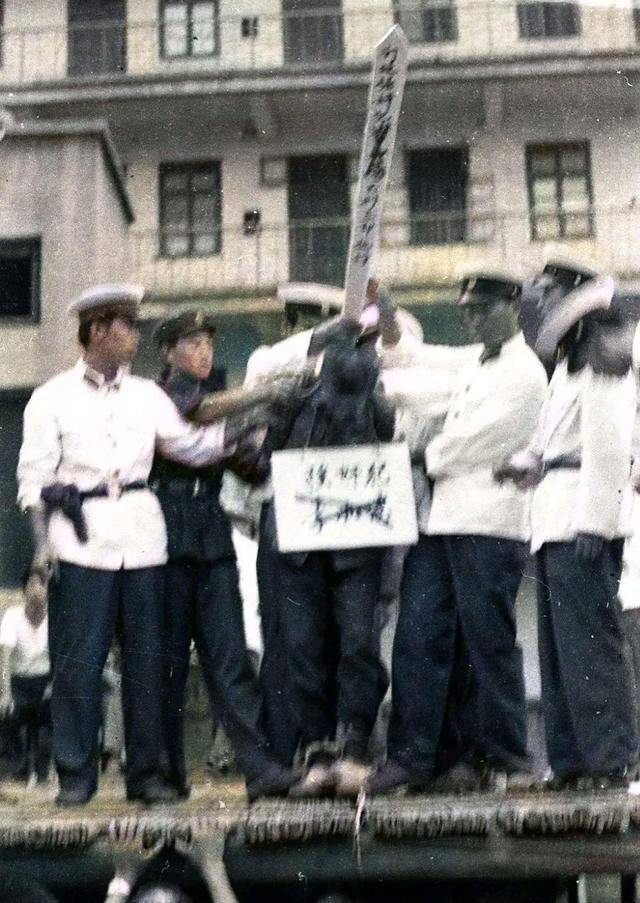 老照片:70年代处决犯人的现场,老年的张爱玲风骨犹存