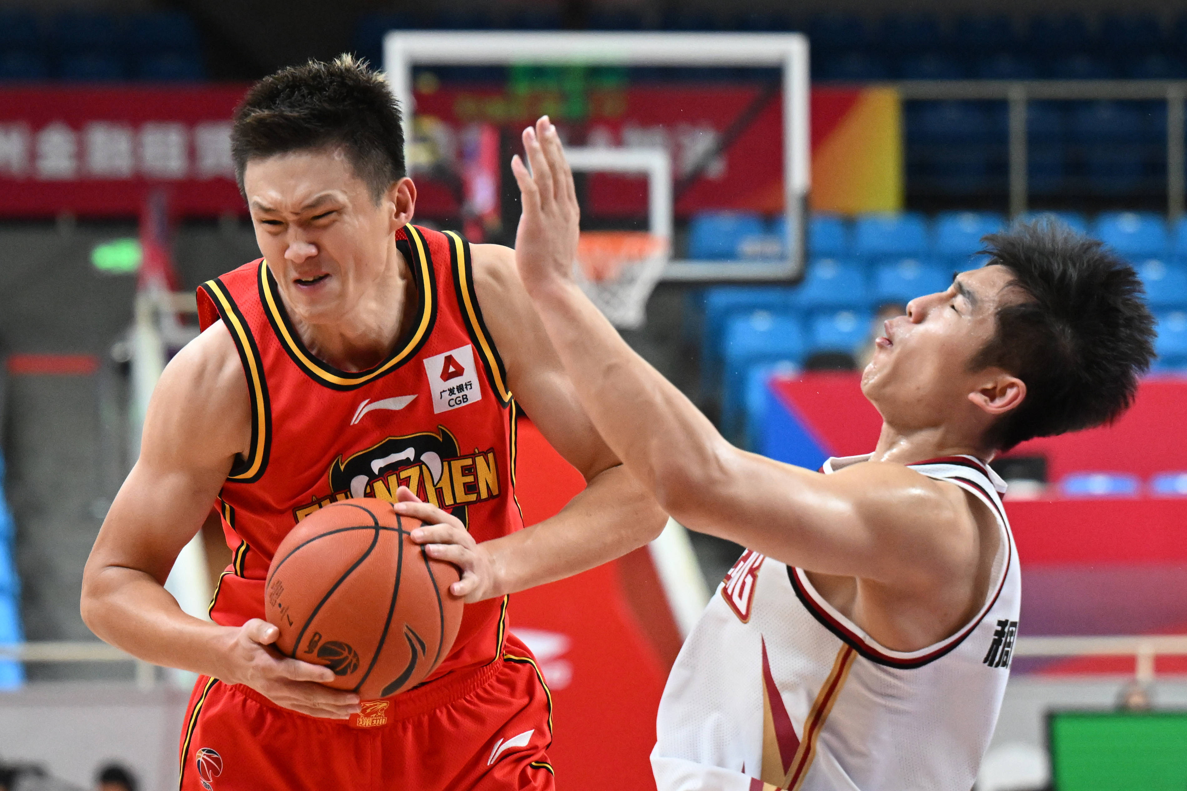 郑永刚:本场比赛对抗非常激烈 双高与周鹏解决篮板问题_球员_山东