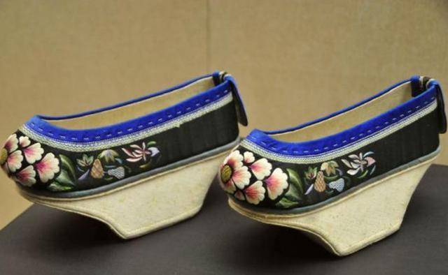清朝的花盆底鞋,穿起来走路不稳,为何后宫嫔妃都要穿