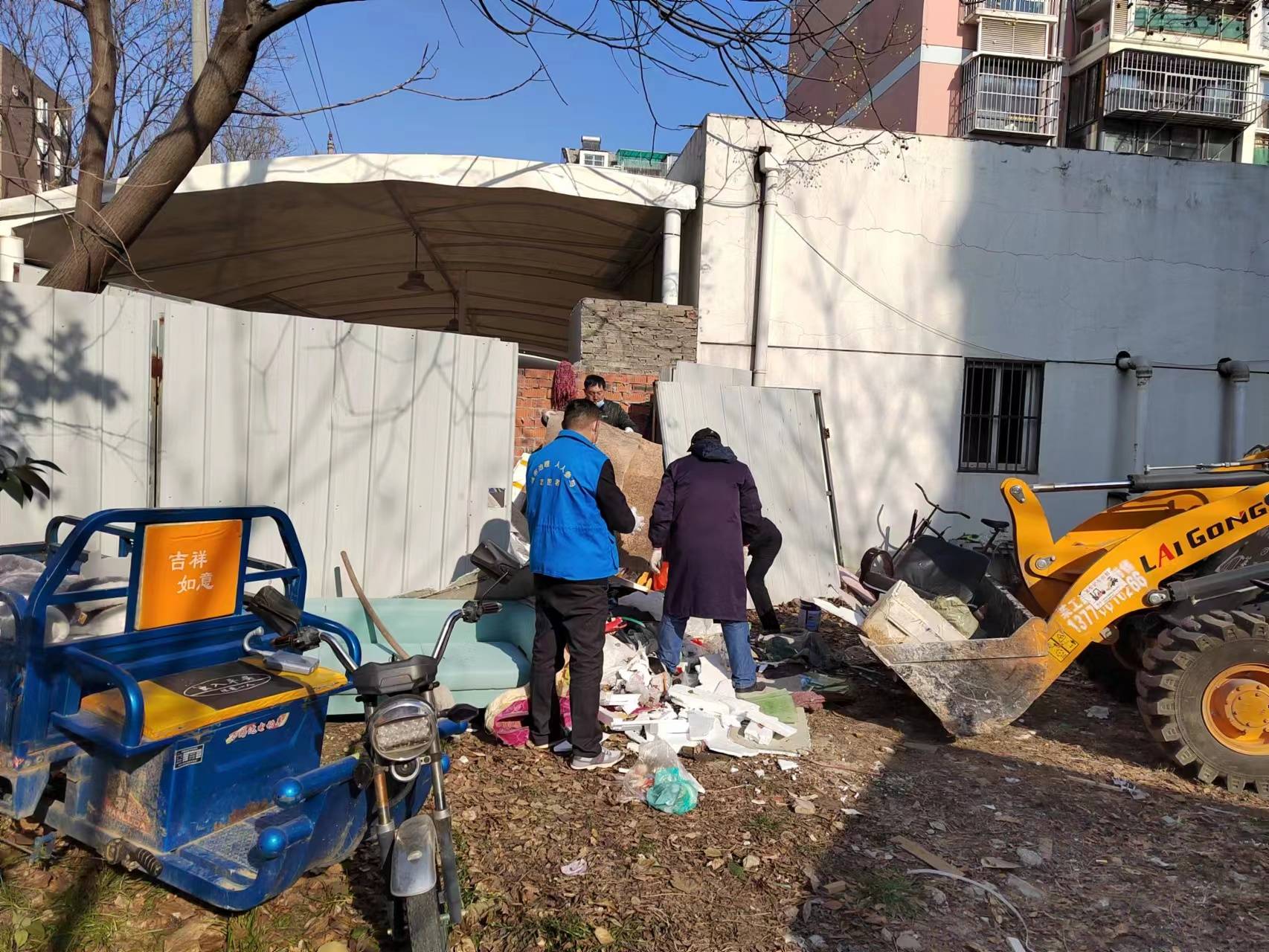 马群城市管理志愿者开展小区卫生死角整治工作 