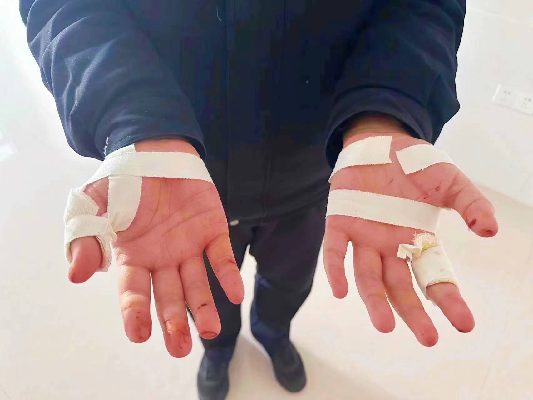 女子意欲轻生 民警空手夺刀_陈女士_剪刀_赵玉