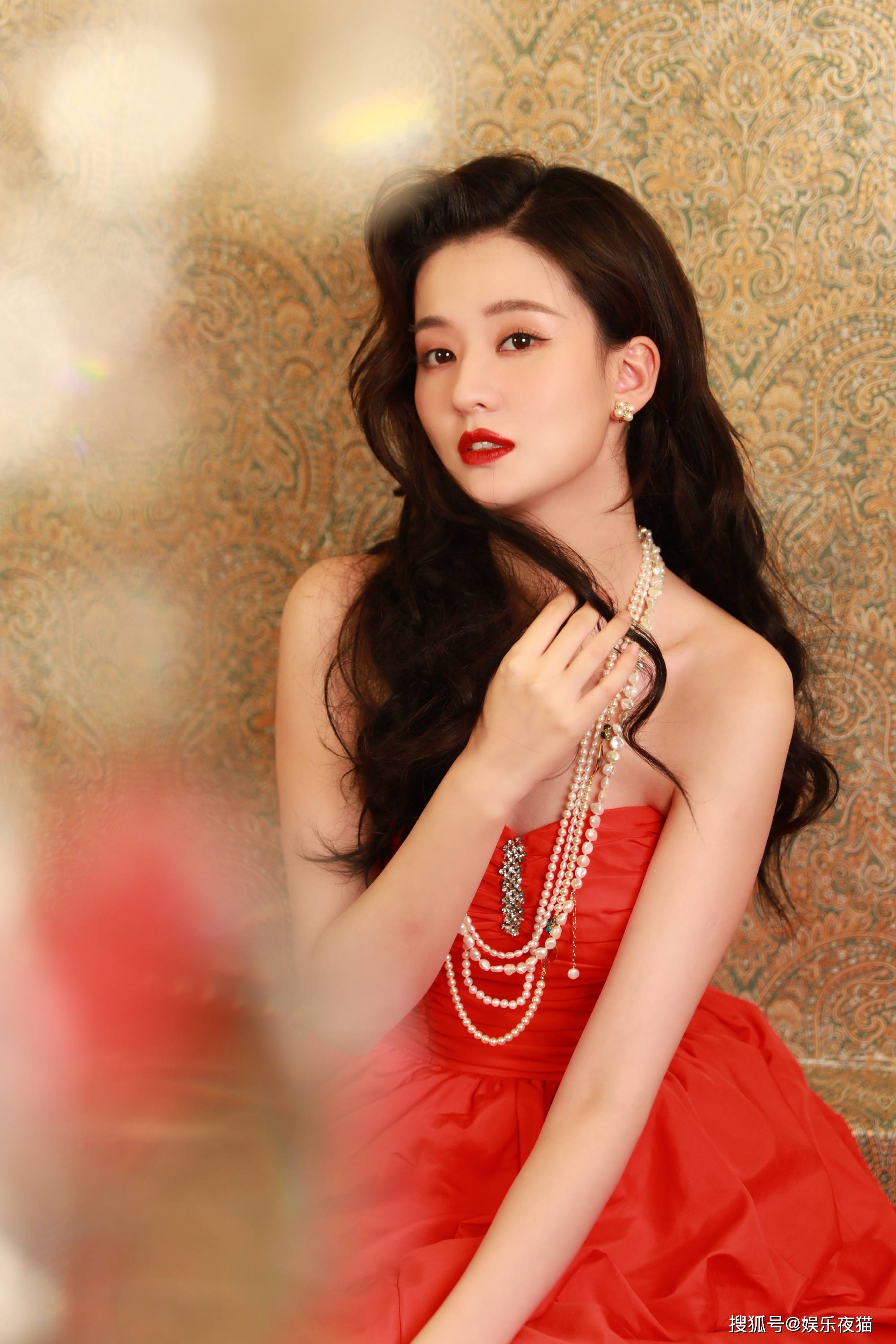 乔欣新年复古大片穿红色露背长裙气质美艳迷人