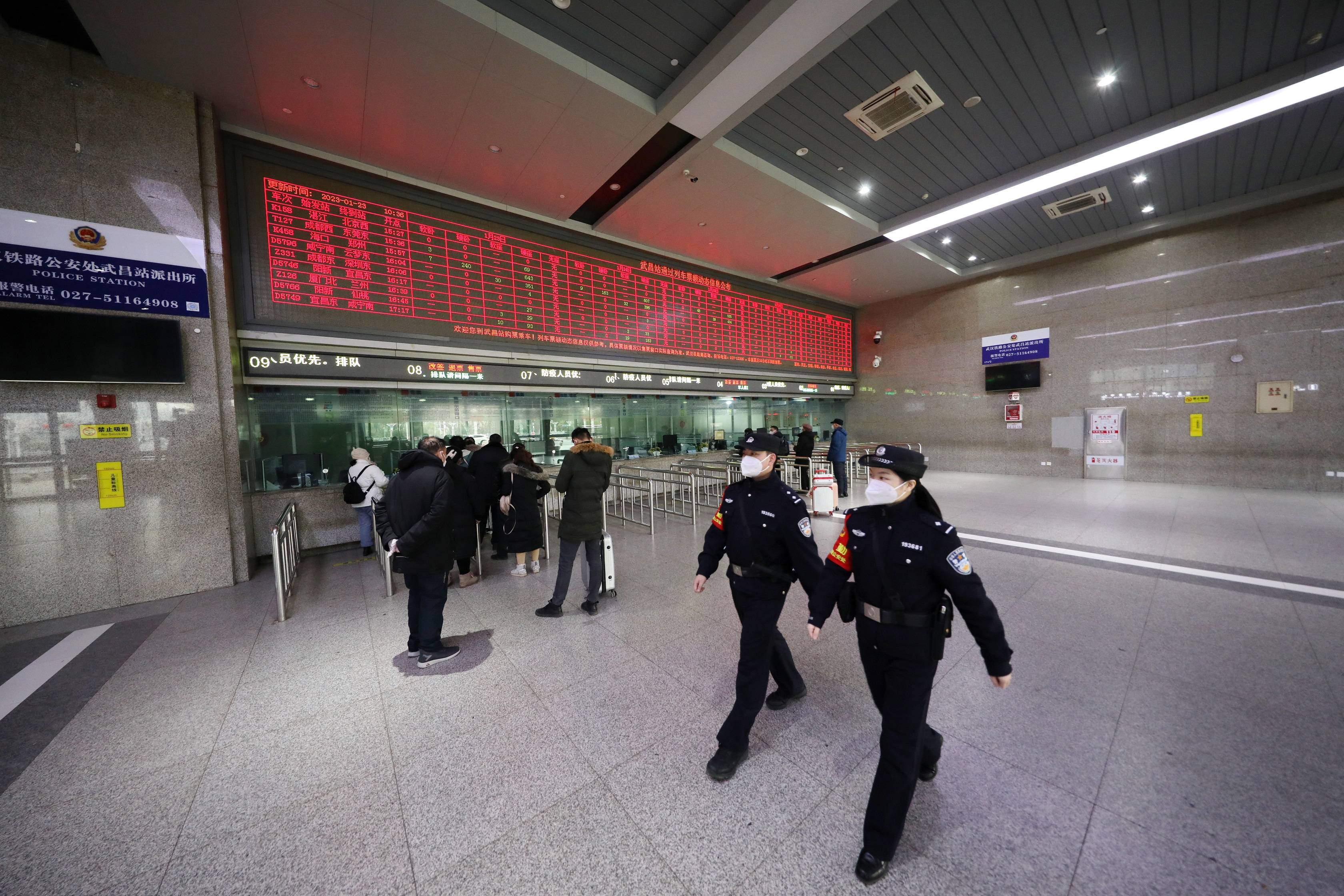 春节我在岗 武汉铁警护航旅客平安出行-搜狐大视野-搜狐新闻