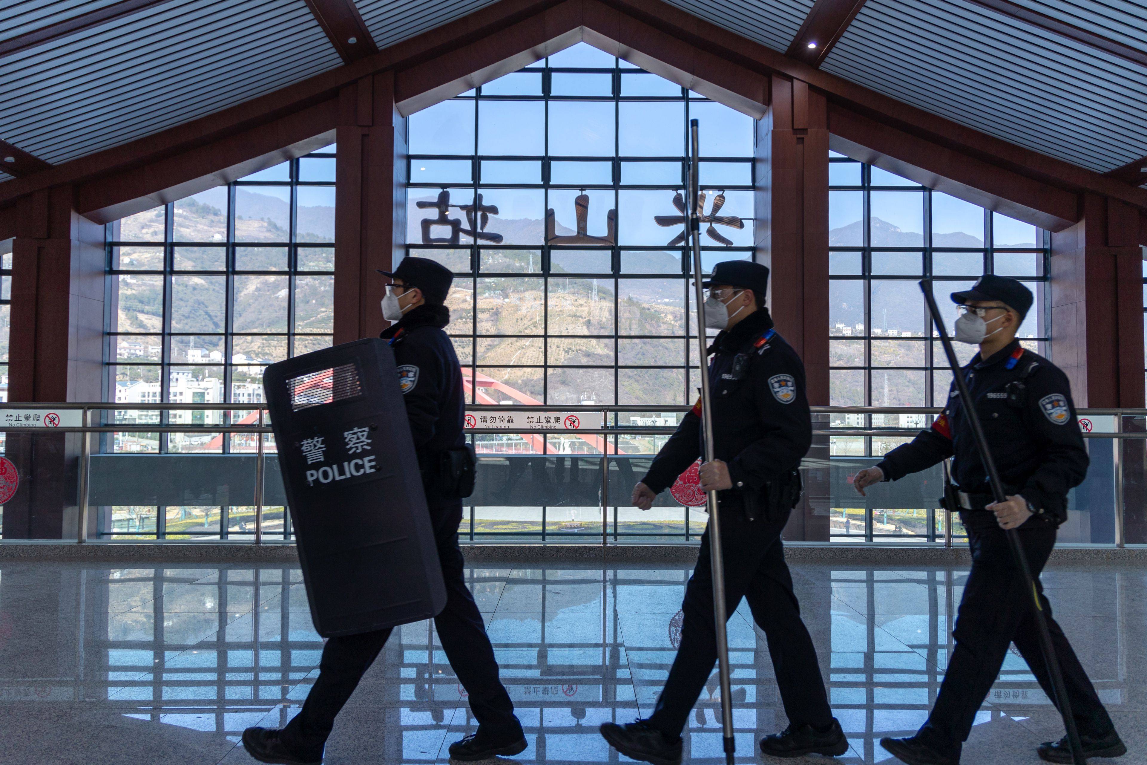 刘思龙毕业于郑州铁道警察学院,经过层层考核和严格的培训,分配到襄阳