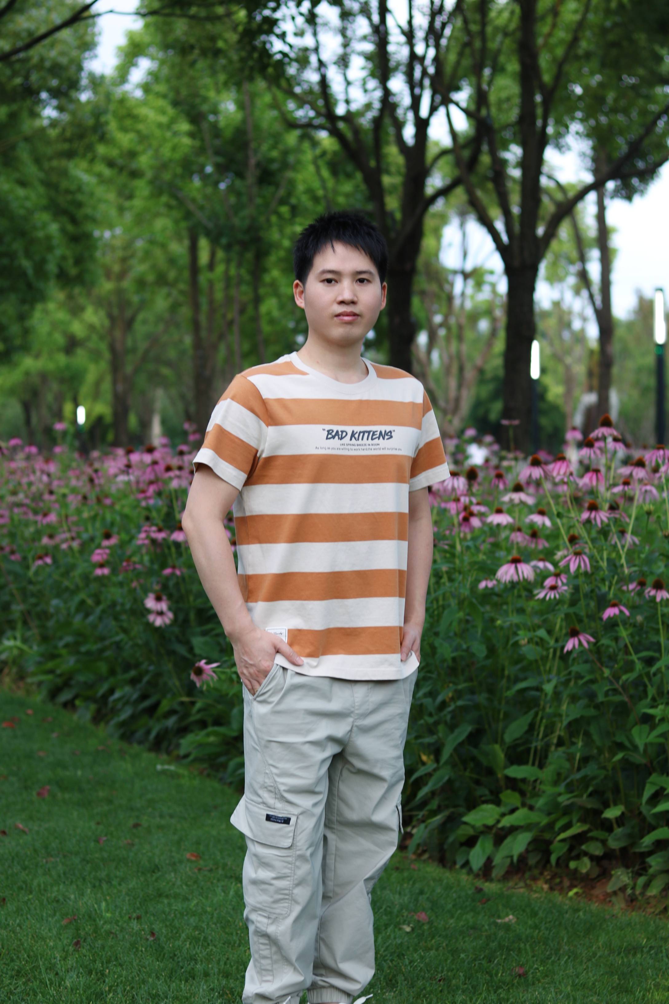 小个子男生穿不出帅气感?等立春后穿条纹t恤 工装裤,清爽利落
