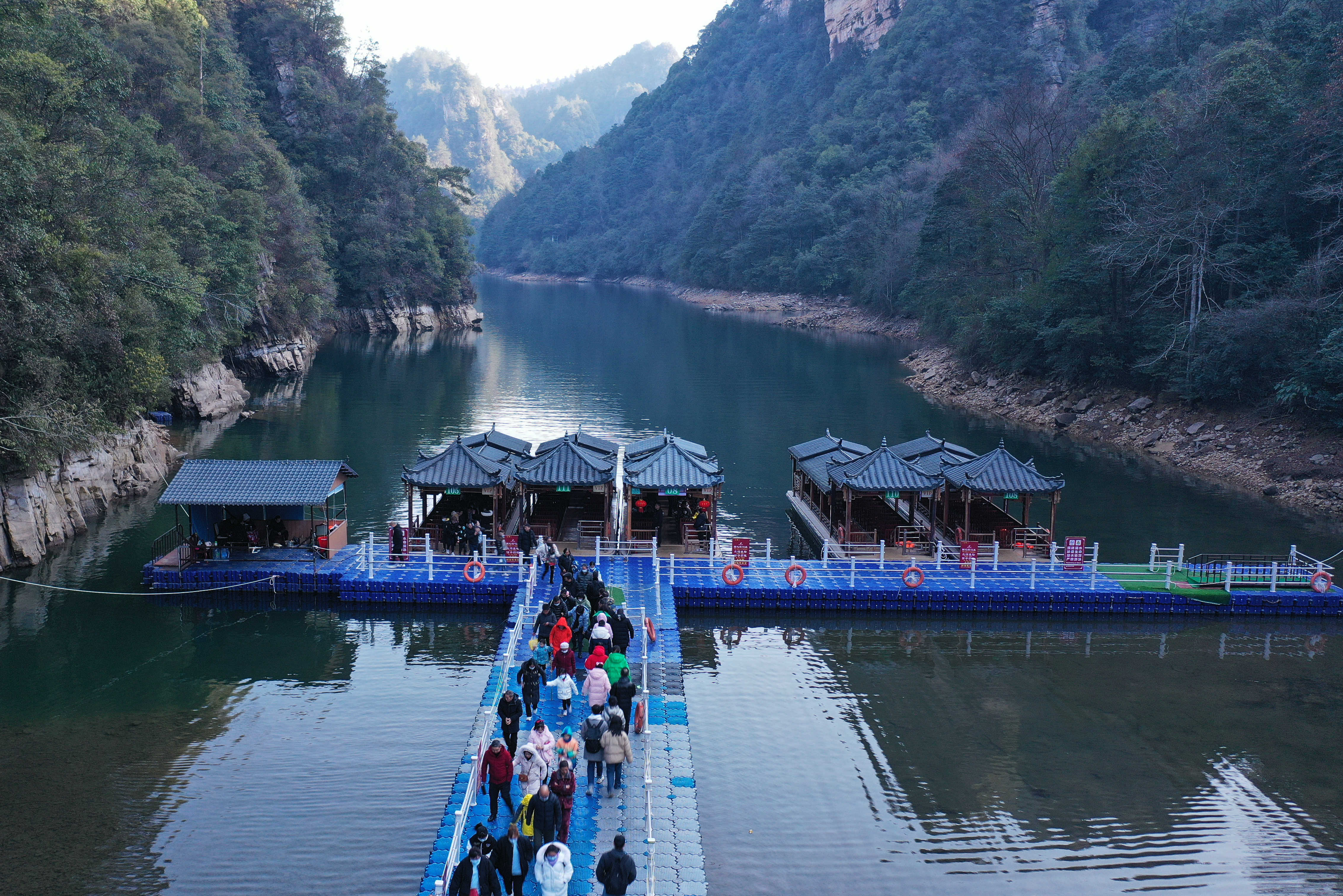 张家界宝峰湖景区：节后旅游热度不减