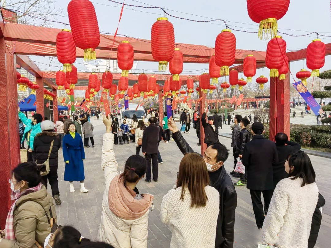 地點統一廣場,中華廣場,鳳凰廣場,清渭樓廣場,咸陽圖書館,市民文化