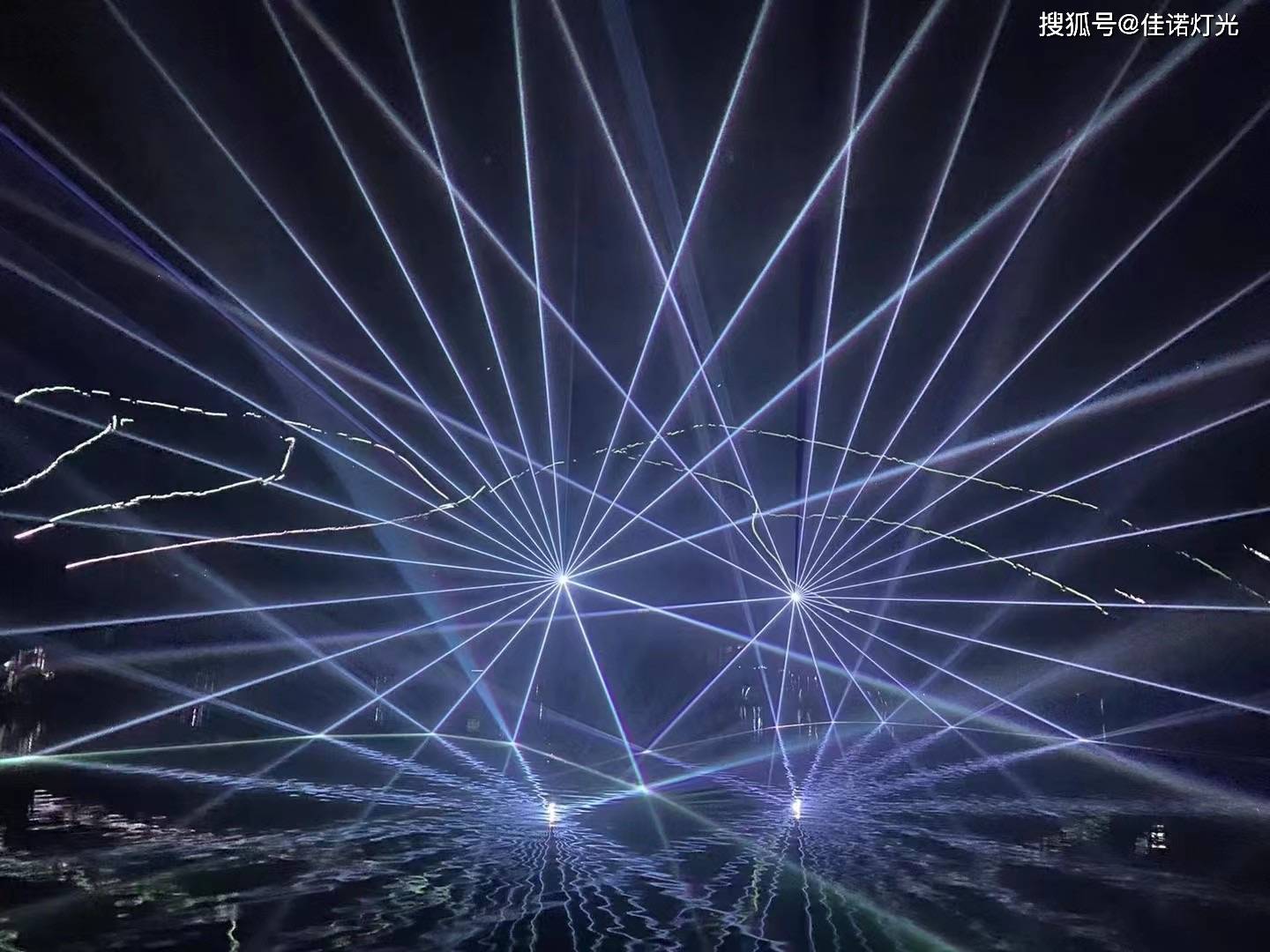 防水激光灯佳诺灯光设计师结合湖与山体设计了一套山体投影激光灯秀