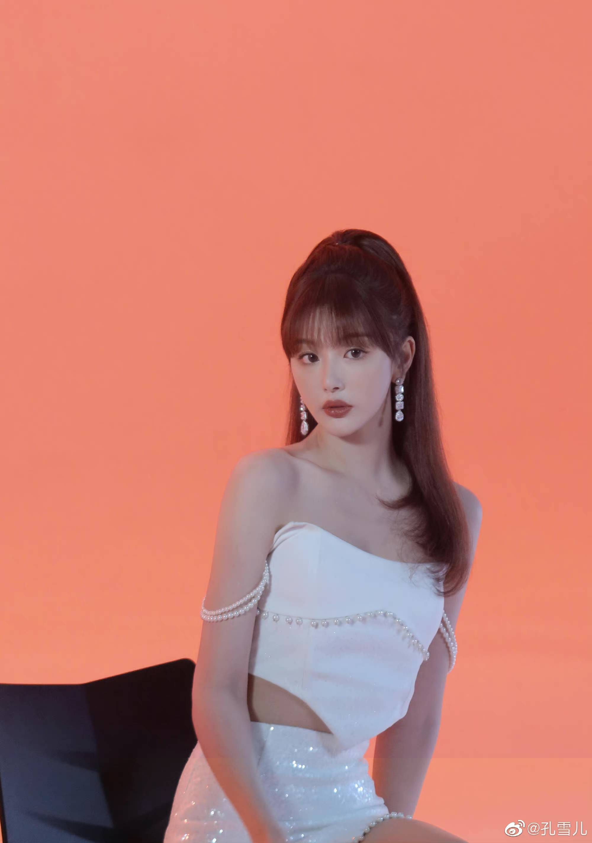 佟丽娅的熟女风抹胸和迪丽热巴的低胸冷艳款,谁更胜一筹?