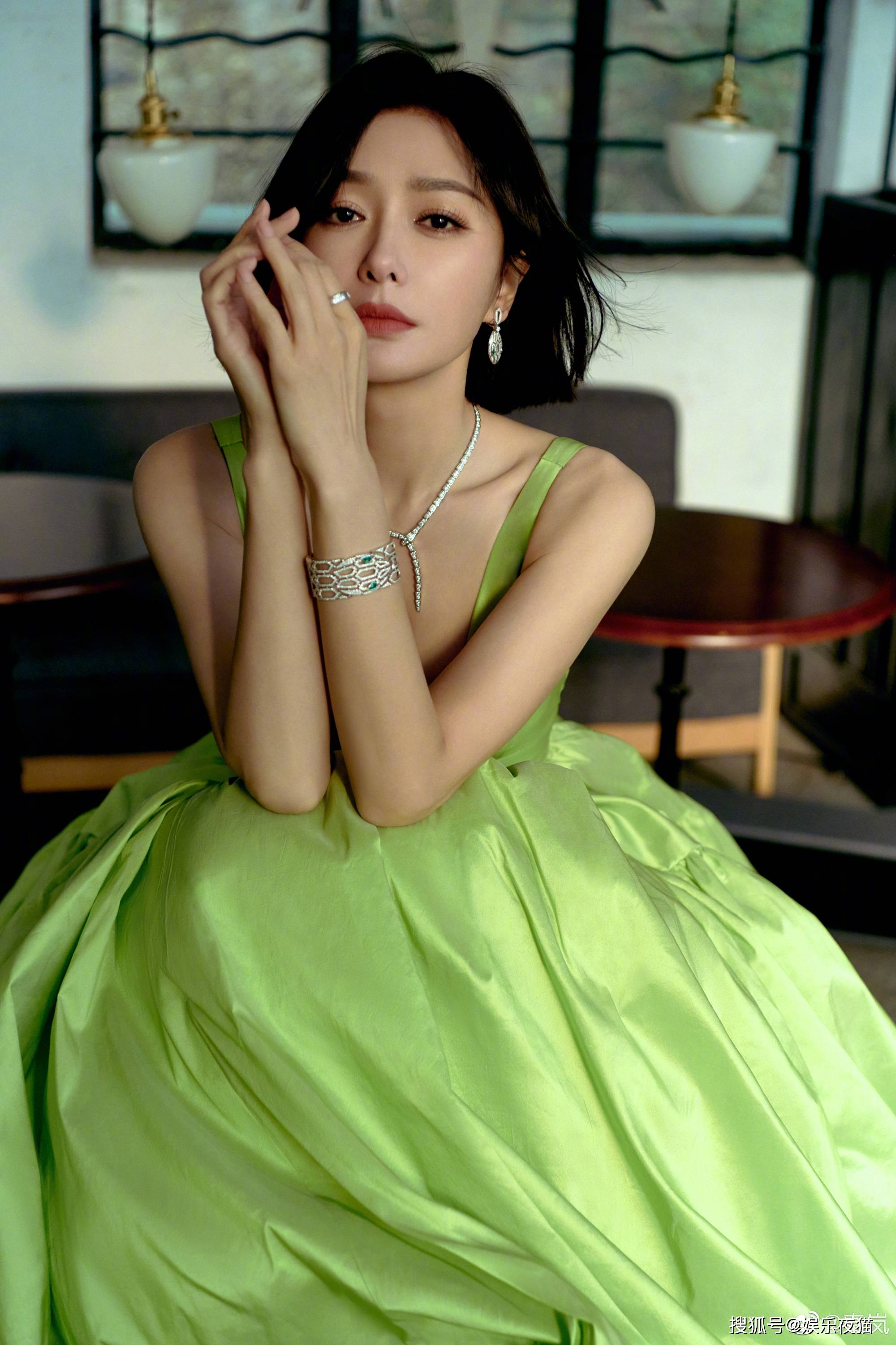 秦岚一袭绿色吊带长裙写真身材纤细气质温柔