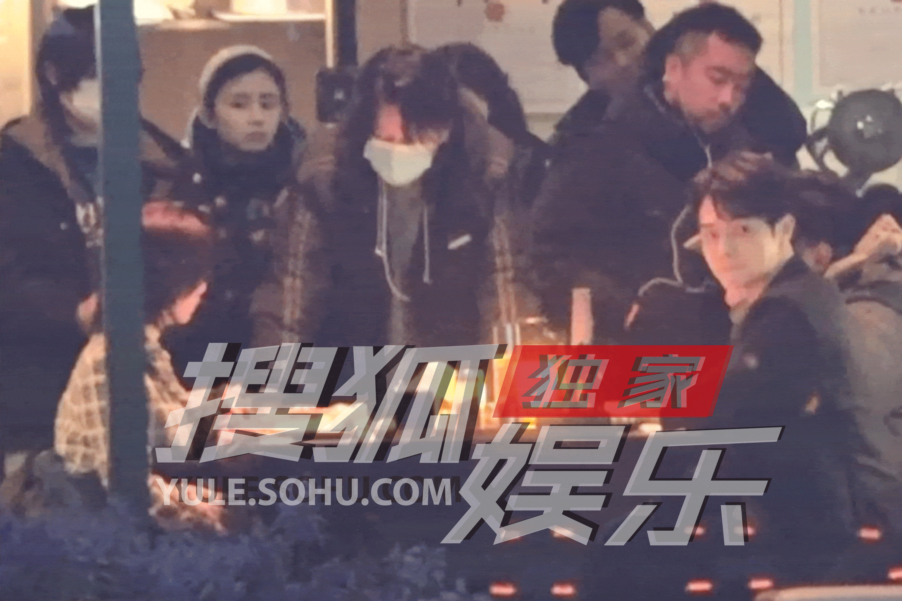 许凯谭松韵新剧开拍 餐桌前两人看上去都有点拘谨-搜狐大视野-搜狐新闻