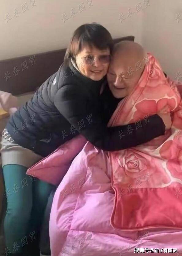 51歲袁立罕見現身,與百歲老人合影身材發福變化大 2 27e15763d5d14a0db2ee5277a8f2761a