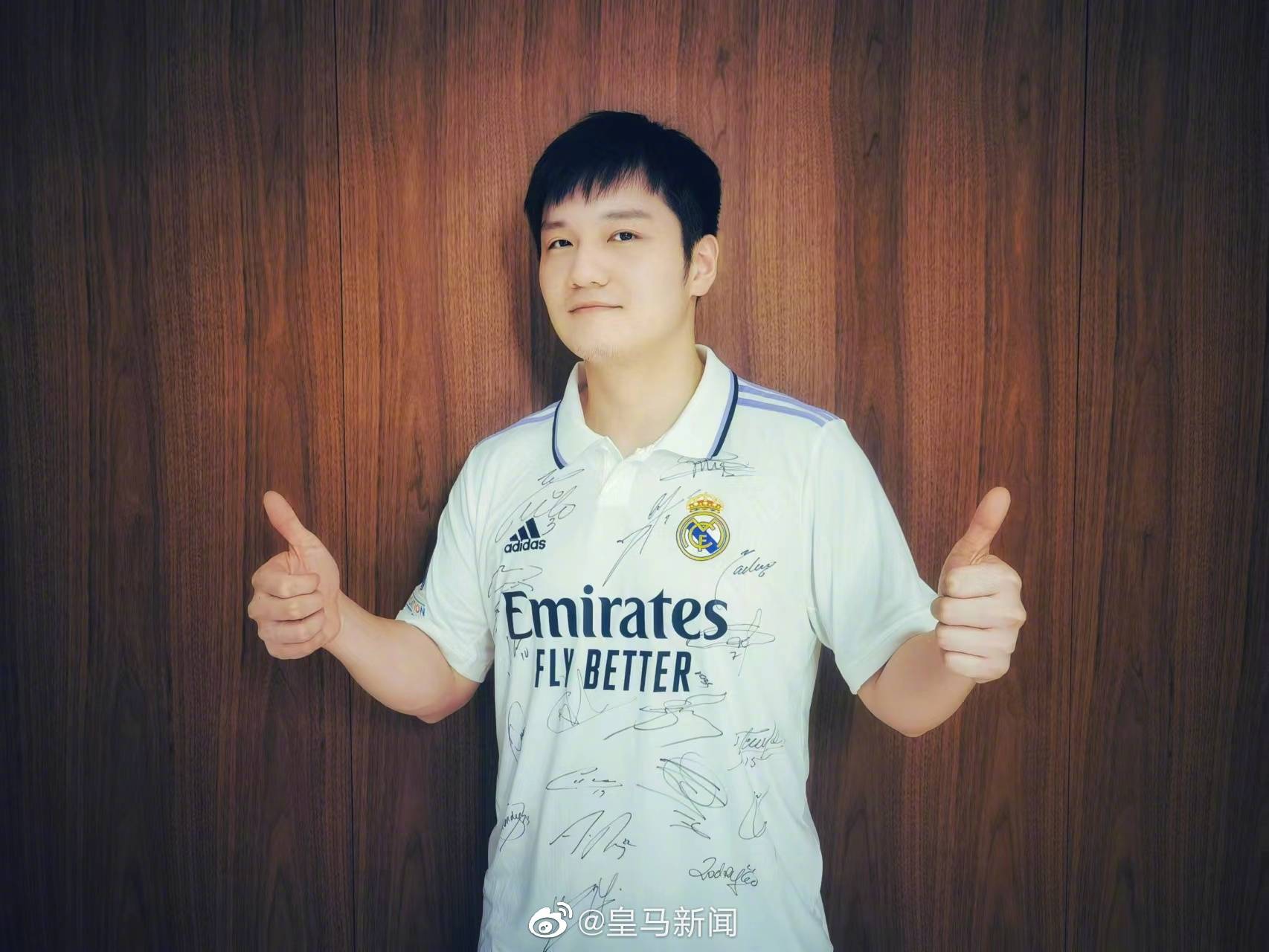 樊振东晒签名球衣庆祝皇马夺冠 傲娇小表情亮了_世俱杯_决赛_欧冠冠军