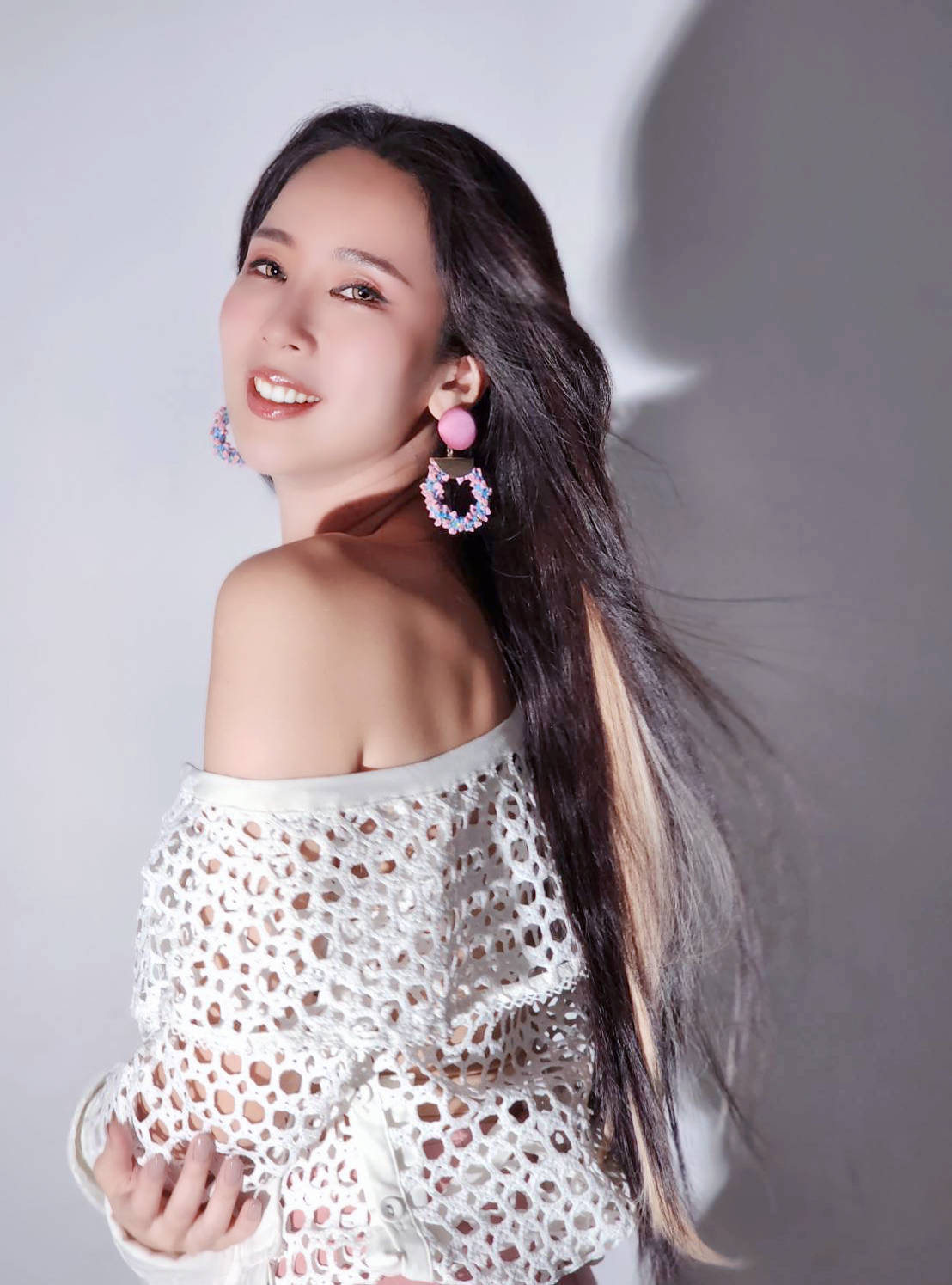 有通灵体质的歌手甄馨,身材性感爆乳诱人,个性甜美,累积粉丝无数.