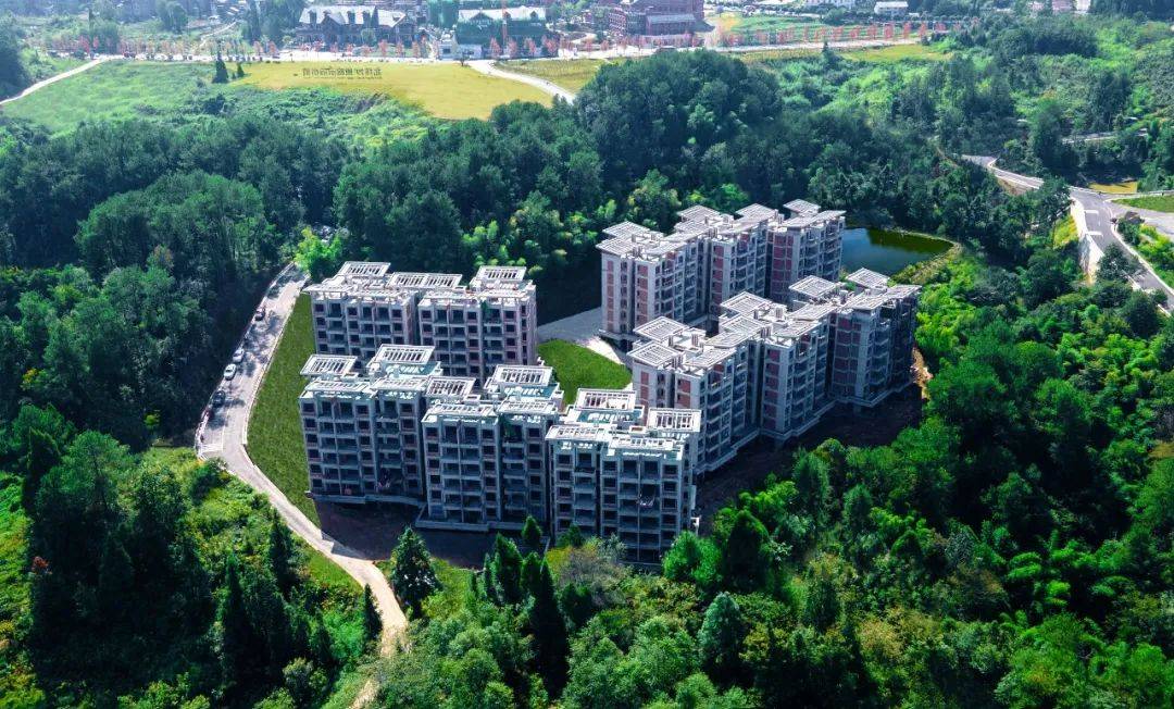 綦江避暑房"北纬29度康旅小镇"高庙坝坐拥广阔的森脉林谷被自然包裹着