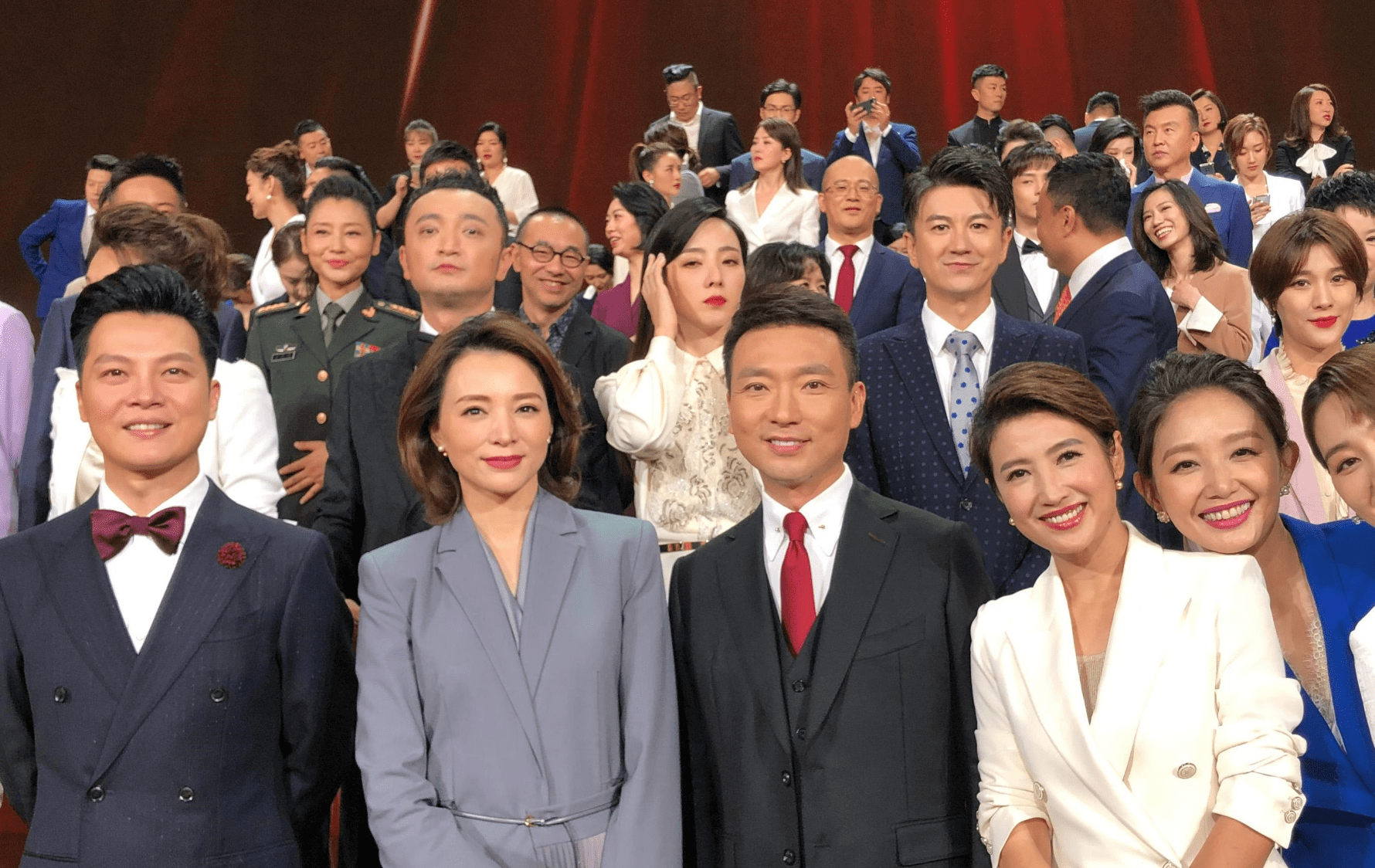 离开央视舞台失去人气,不知道主持人王冠后悔没?_节目_上海_热度