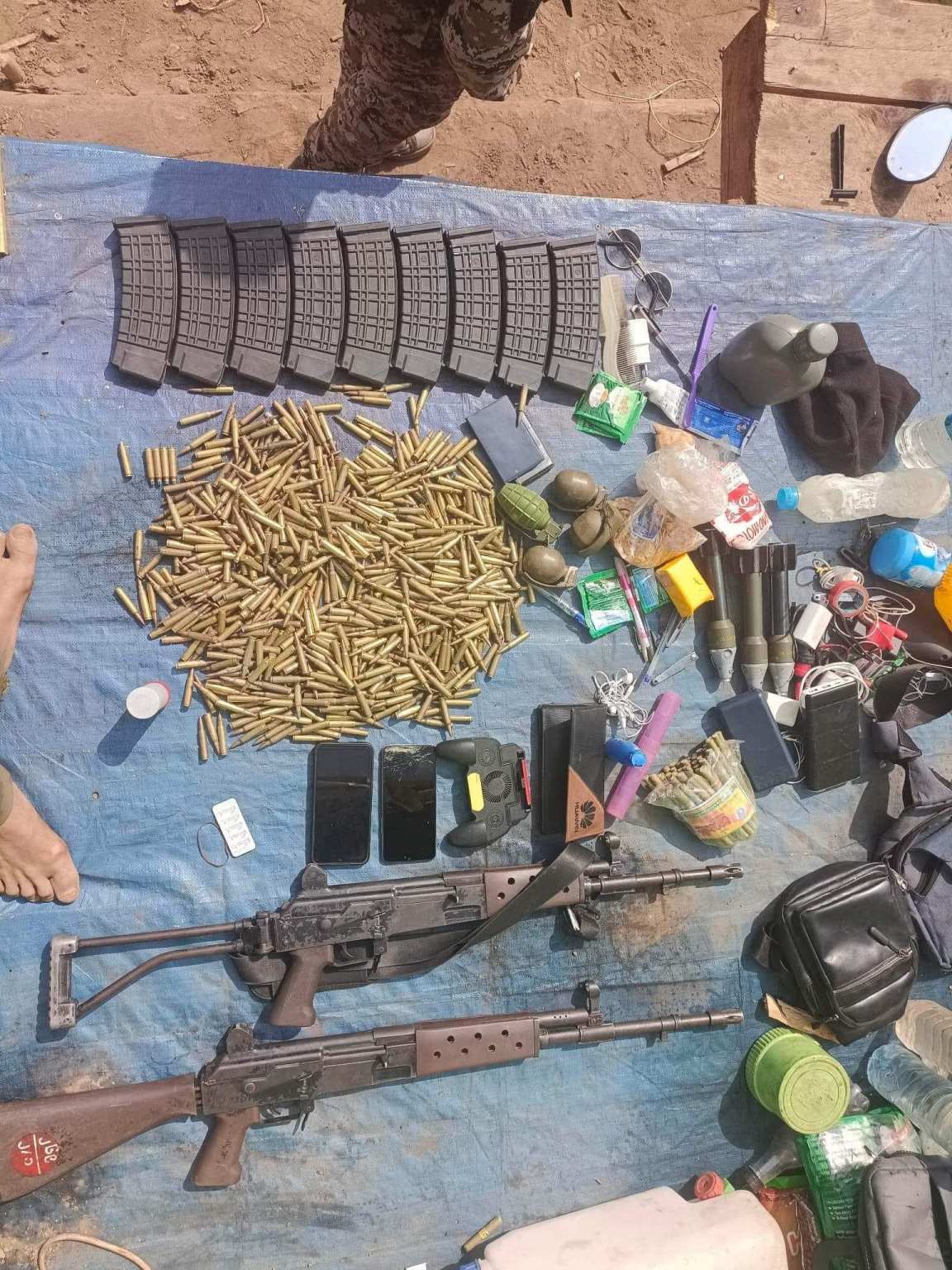 来自钦邦丹朗镇的两名缅军士兵携带武器投奔光明