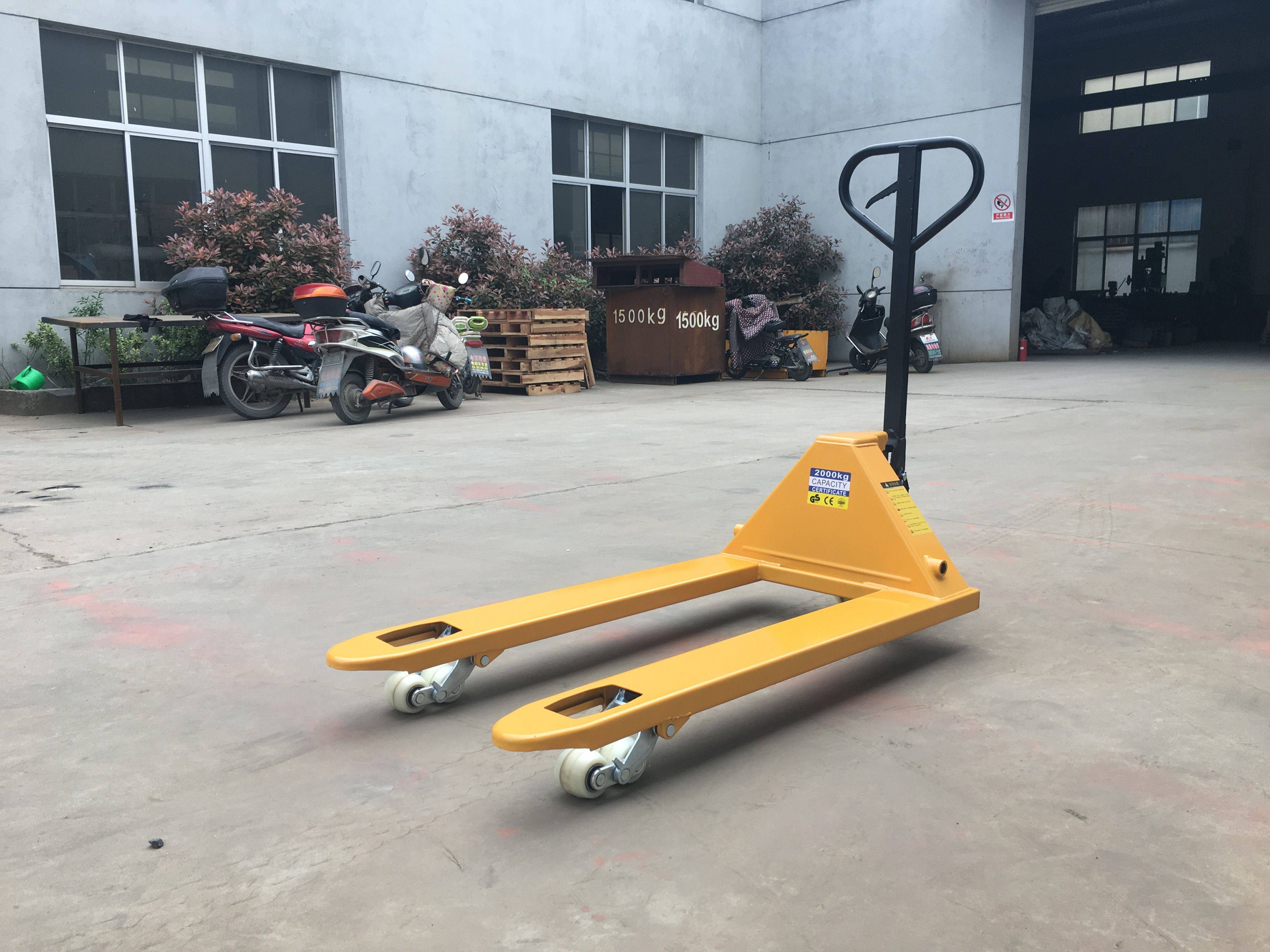 手动叉车的自重和规格是多少?