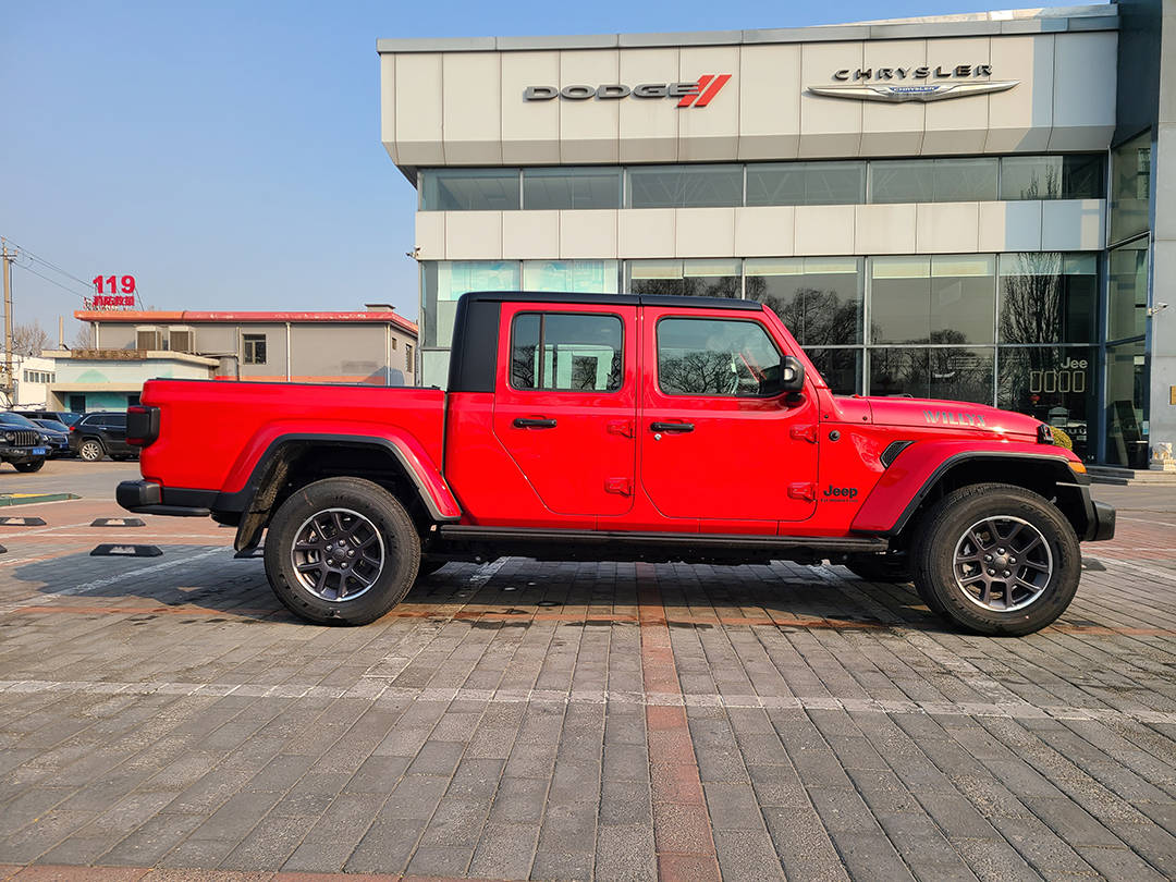 角斗士皮卡标准版熔岩红色到店实拍 可以敞篷的皮卡车_搜狐汽车_搜狐