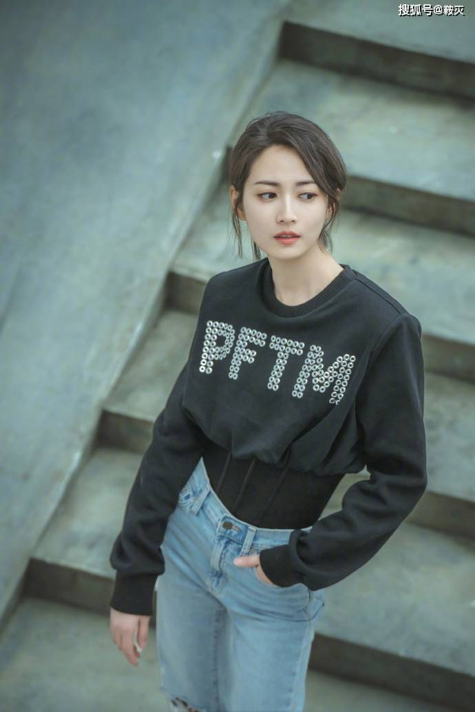 陈钰琪短发配牛仔帅气潇洒